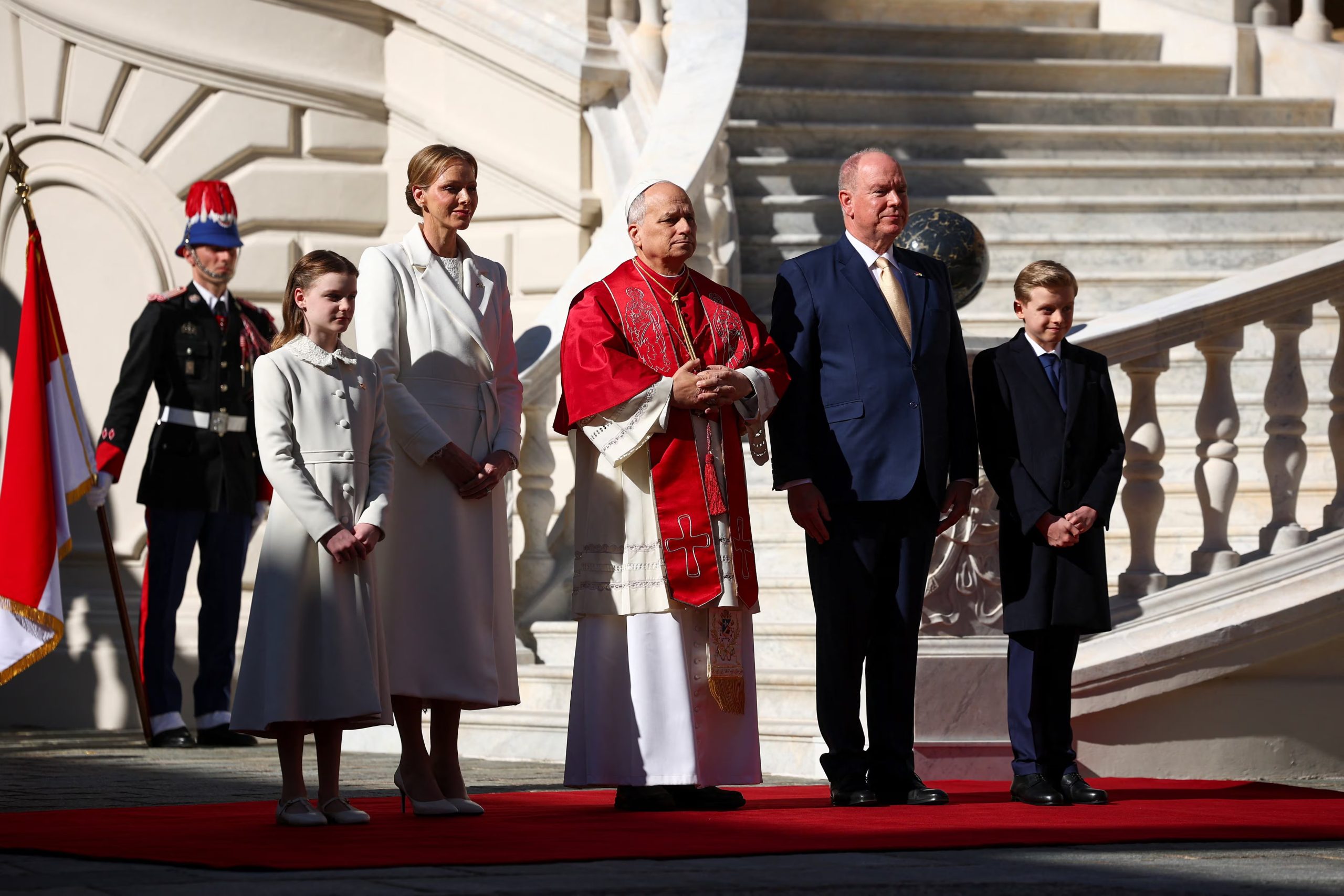 El papa León XIV junto a al príncipe Alberto II, la princesa Charlene, Gabriella y el príncipe Jacques de Mónaco (Reuters)