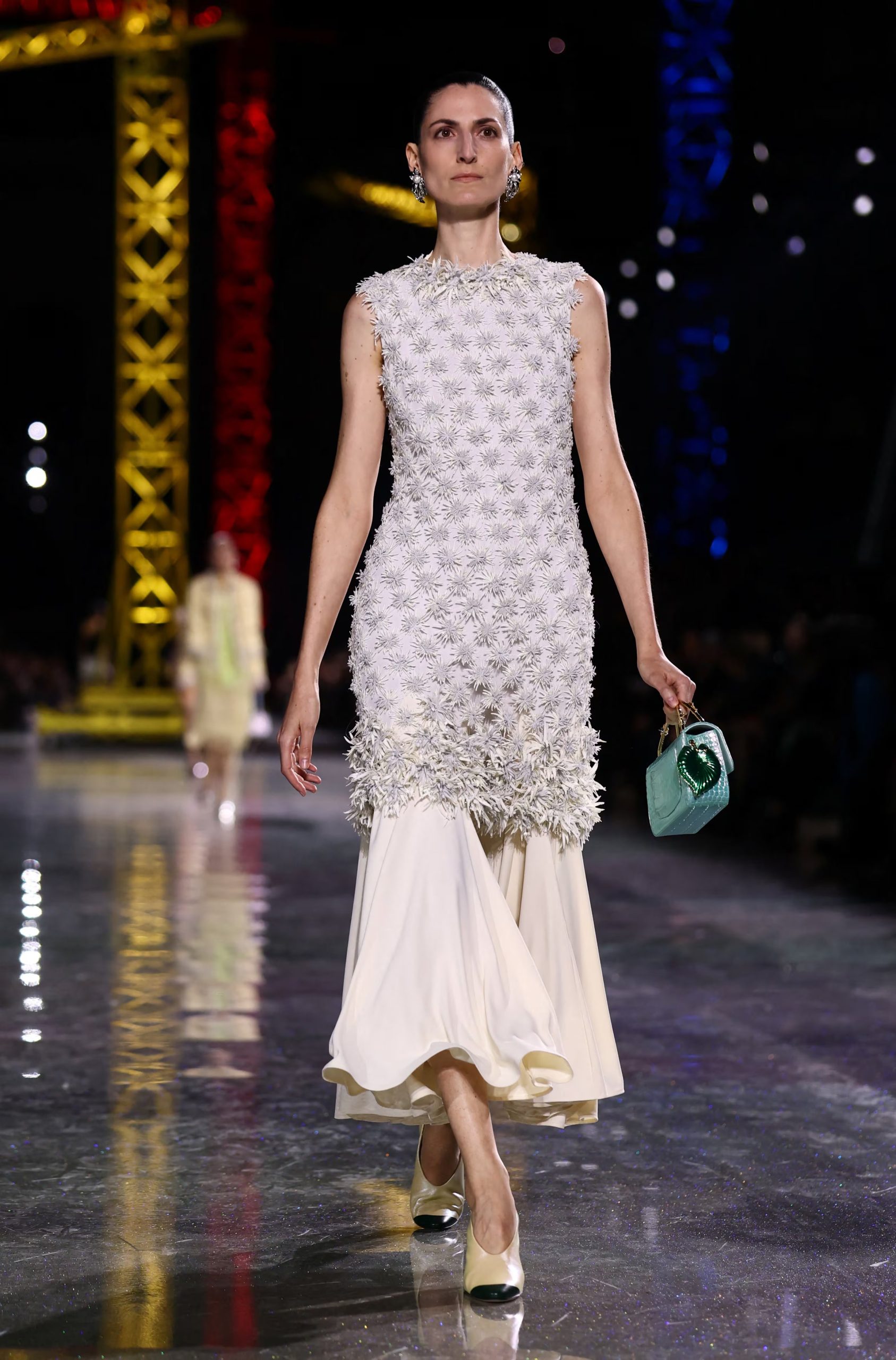 Diseñadoras y celebridades apuestan por la pollera en looks sofisticados y versátiles (REUTERS/Stephane Mahe)