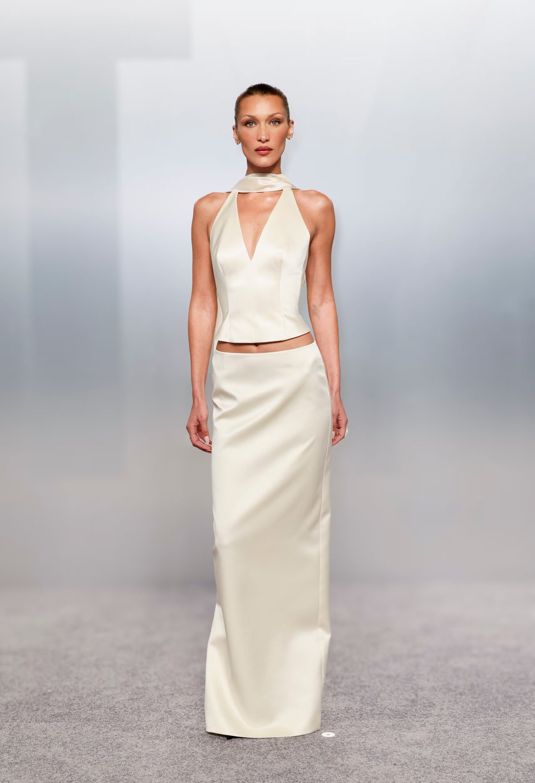 Bella Hadid con pollera larga blanca satinada en el after party de Vanity Fair tras los Premios Oscar 2026 (REUTERS/Danny Moloshok)