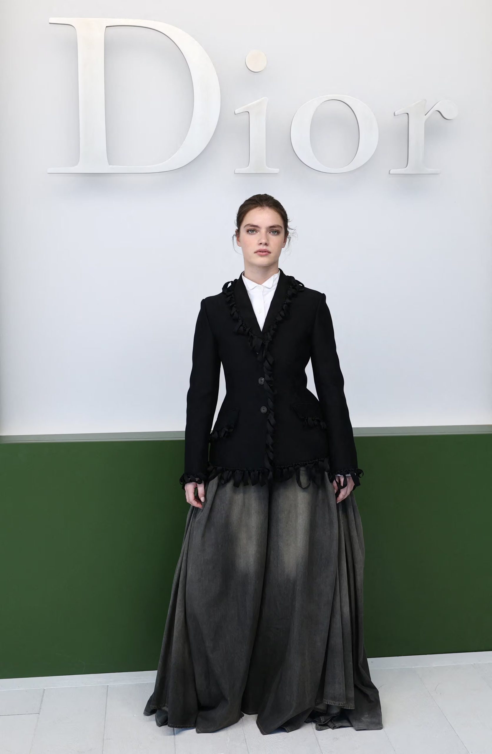 Florence Hunt con pollera larga gris oscuro con degradé y chaqueta negra en el photocall de Dior para la Fashion Week de París (REUTERS/Stephane Mahe)