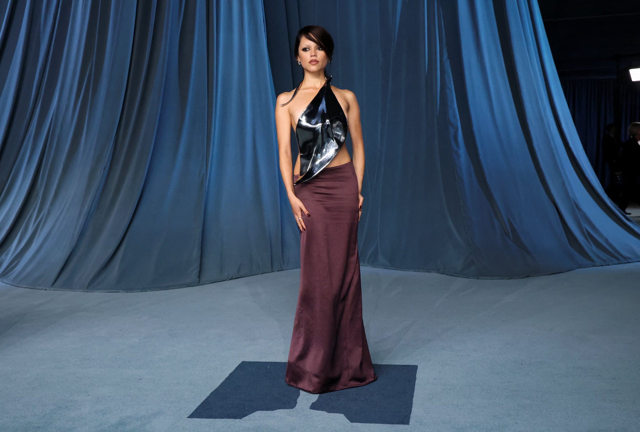 Pollera burdeos satinada y top metálico en la Academy Museum Gala (REUTERS/Mario Anzuoni)