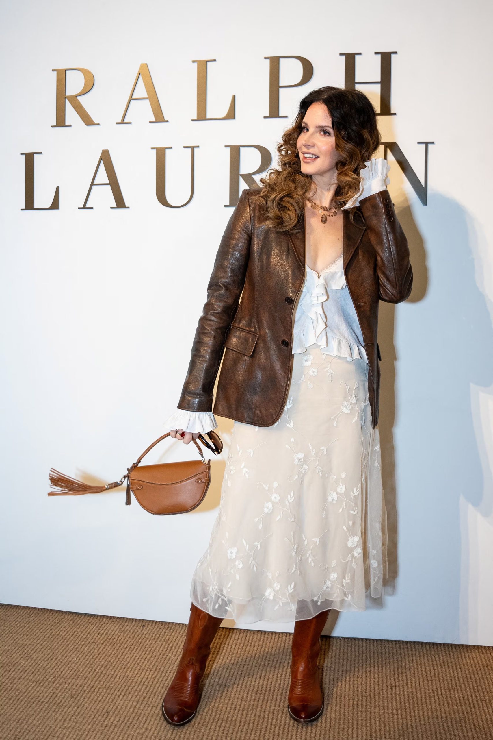 Lana Del Rey: pollera midi beige bordada, botas y chaqueta en Nueva York (REUTERS/Angelina Katsanis)