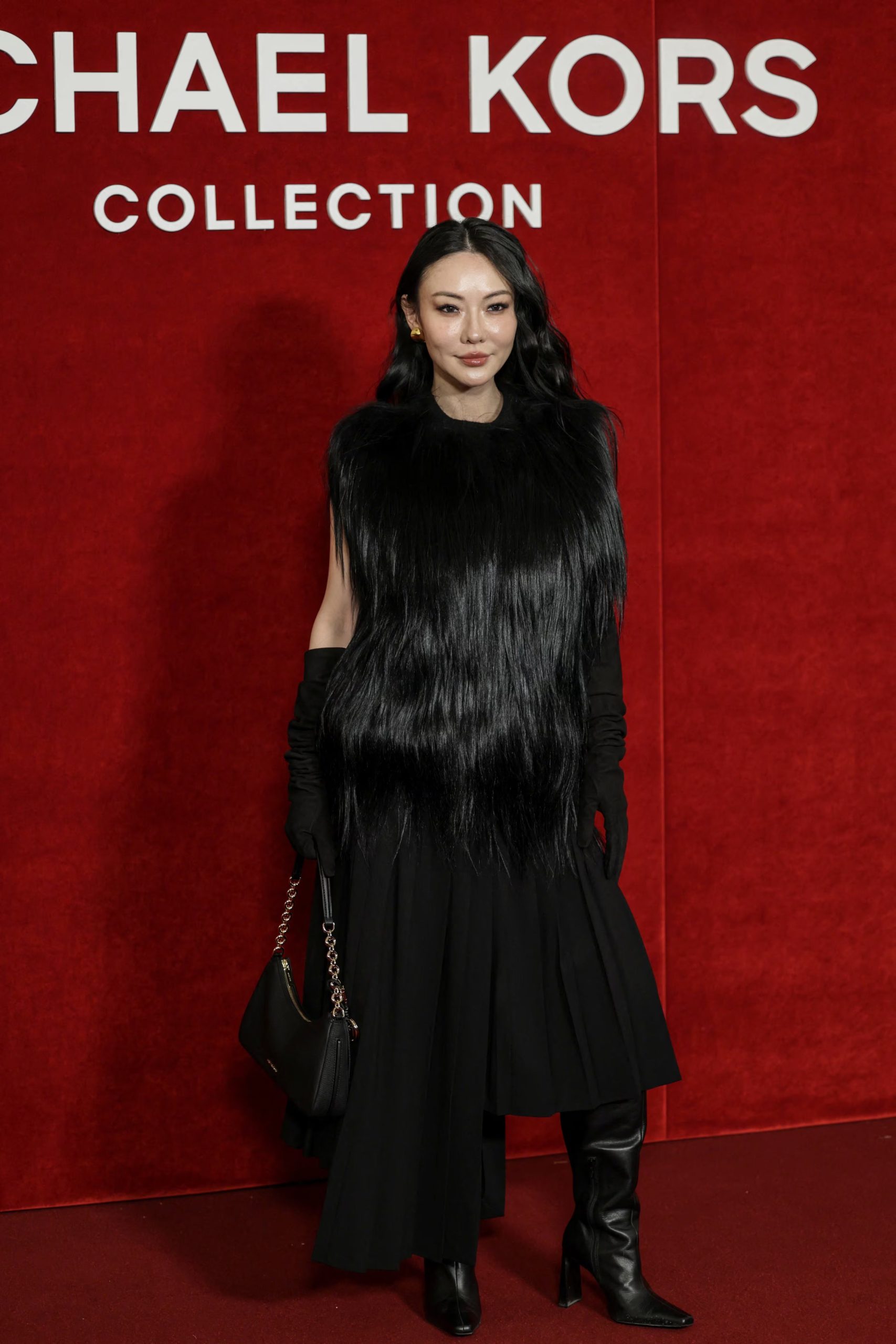 Jessica Wang con pollera negra midi plisada y parte superior de efecto peluche en la Fashion Week de Nueva York 2026 (REUTERS/Jeenah Moon)