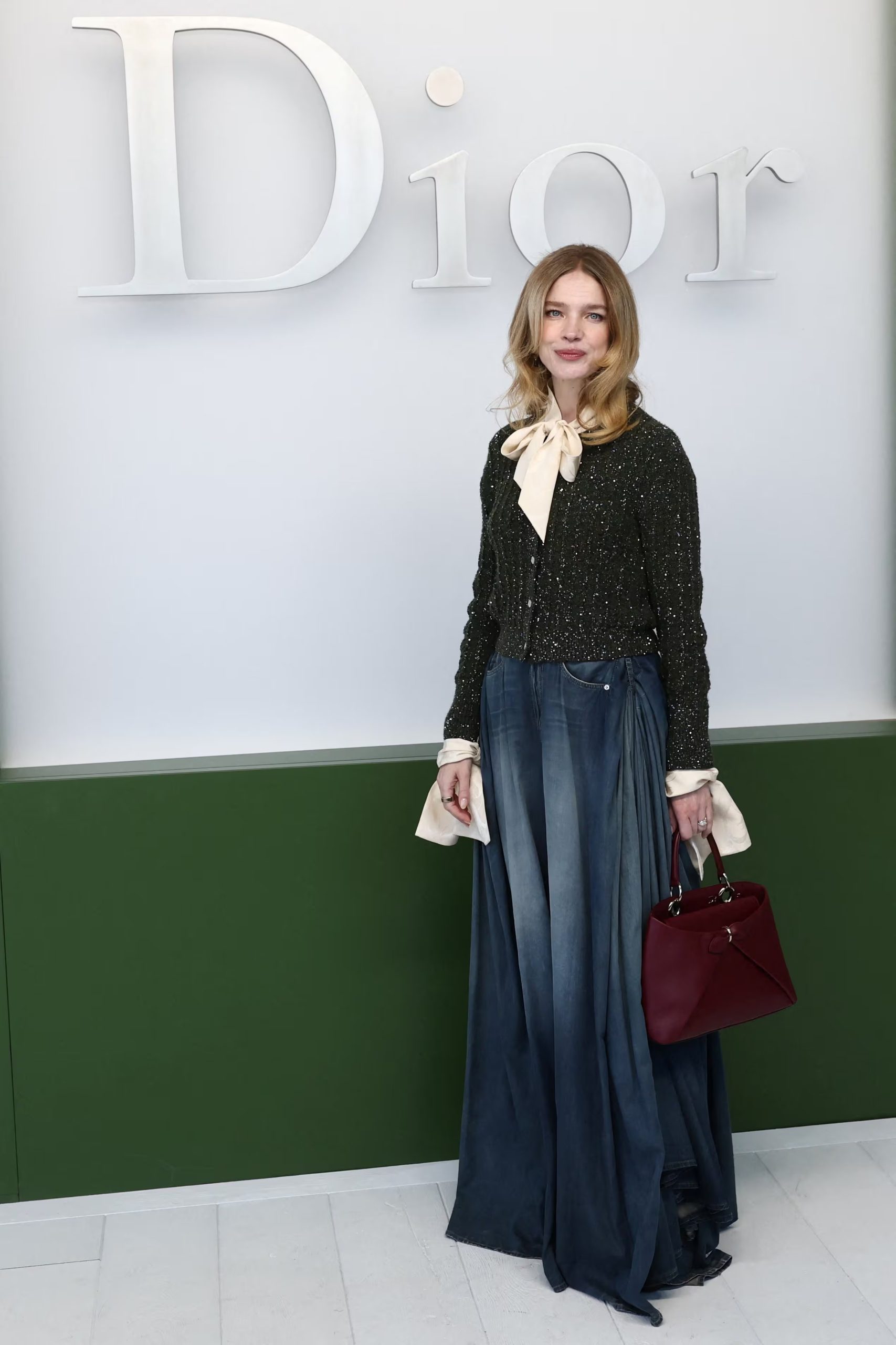 Natalia Vodianova con pollera larga azul degradé y blusa de lazo en la París Fashion Week 2026 (REUTERS/Stephane Mahe)