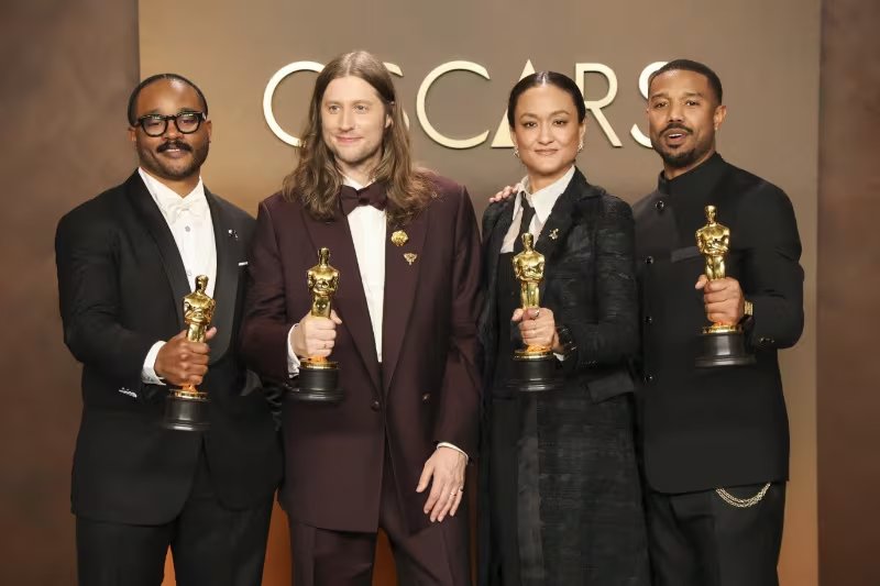 Ryan Coogler, ganador del Óscar al Mejor Guion Original, Ludwig Goransson, ganador del Óscar a la Mejor Banda Sonora Original, Autumn Durald Arkapaw, ganadora del Óscar a la Mejor Fotografía, y Michael B. Jordan, ganador del Óscar al Mejor Actor, por 'Los pecadores', posan en la sala de fotos de los Óscar en la 98.ª edición de los Premios de la Academia en Hollywood, Los Ángeles, California, EEUU. 15 de marzo de 2026. REUTERS/Mario Anzuoni