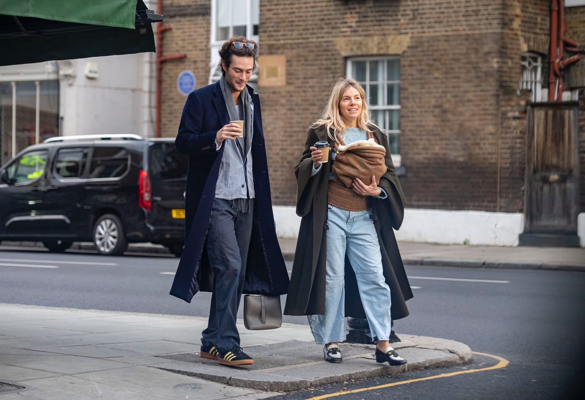 Miller comparte su experiencia al criar a su hija menor en Londres junto a su pareja Oli Green, resaltando el apoyo familiar (Backgrid UK/The Grosby Group)