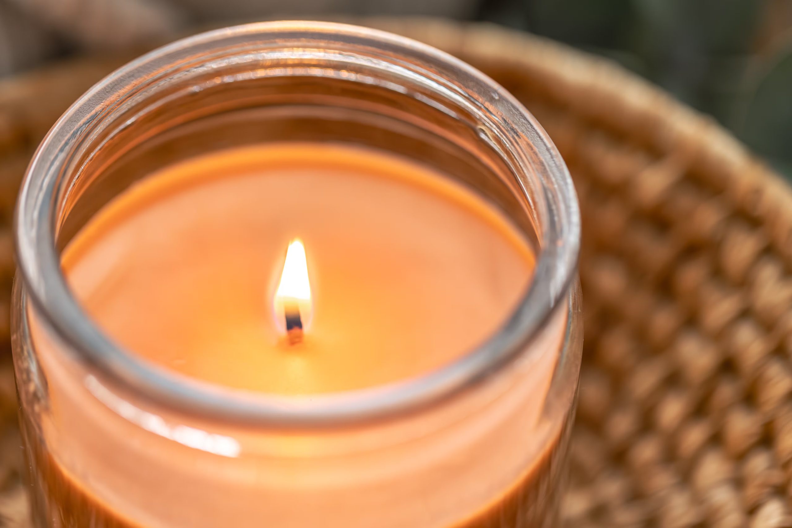 Los vasos de vidrio de las velas no pueden reutilizarse para uso alimenticio. (Freepik)