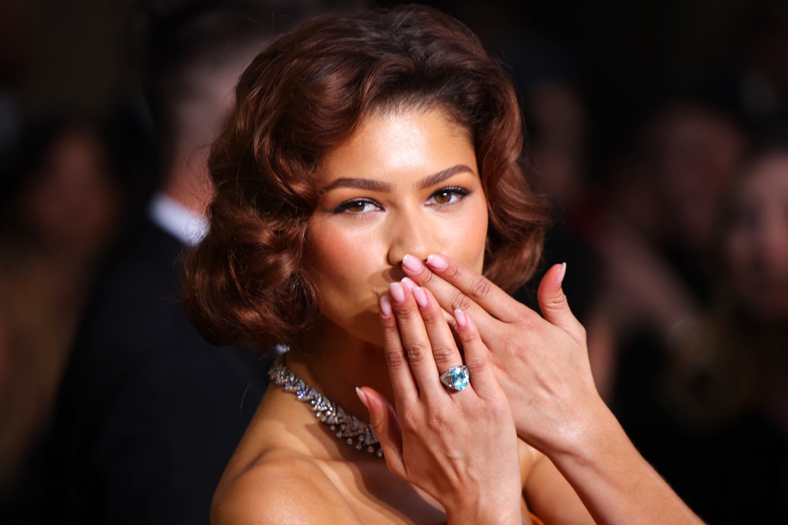 Zendaya lució un anillo de compromiso valorado en USD 500.000 y diseño exclusivo de Jessica McCormack (REUTERS/Daniel Cole)