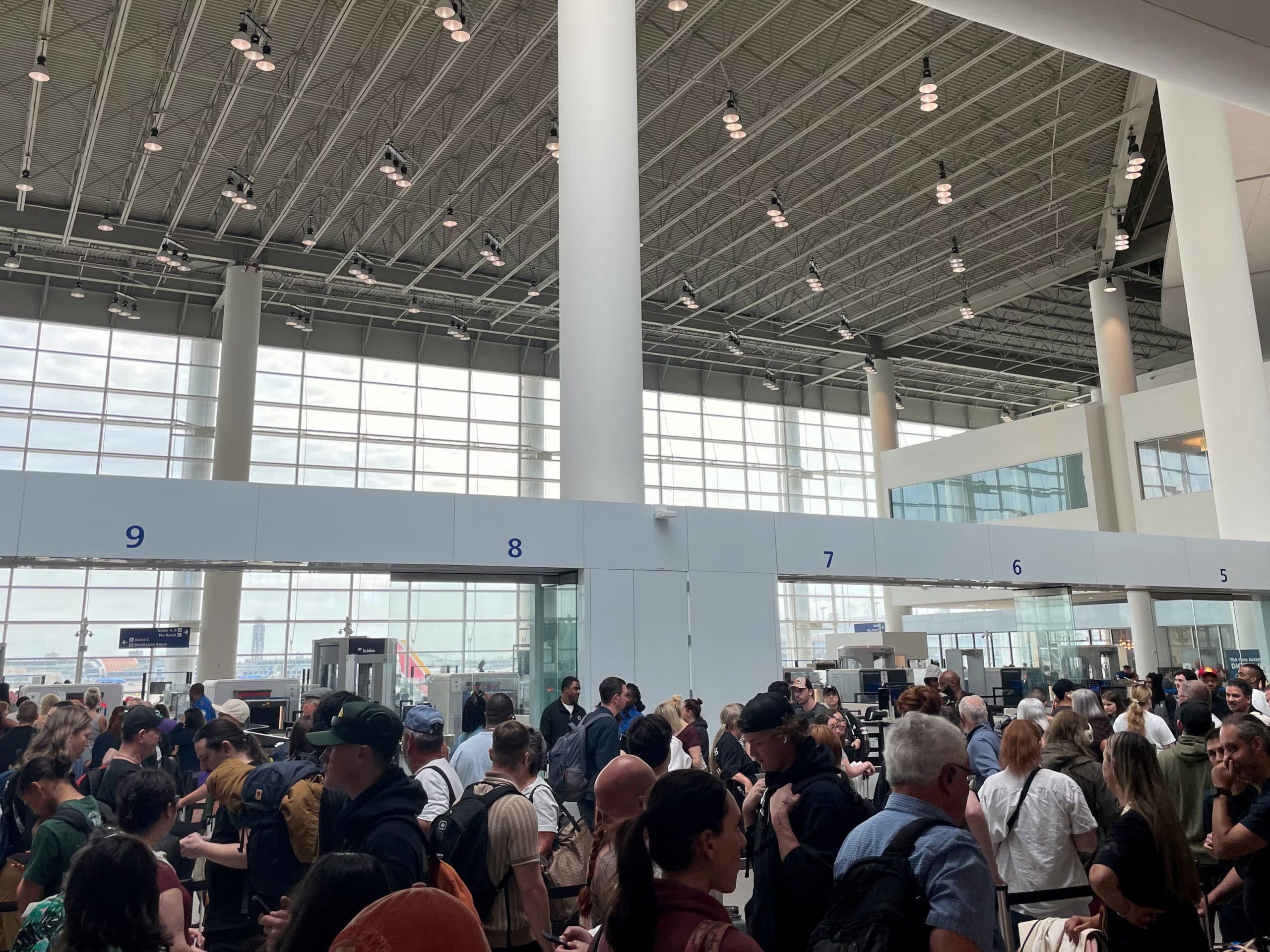 Pasajeros se reúnen en el Aeropuerto Internacional Louis Armstrong de Nueva Orleans, en Kenner, Luisiana. REUTERS/David Gaffen