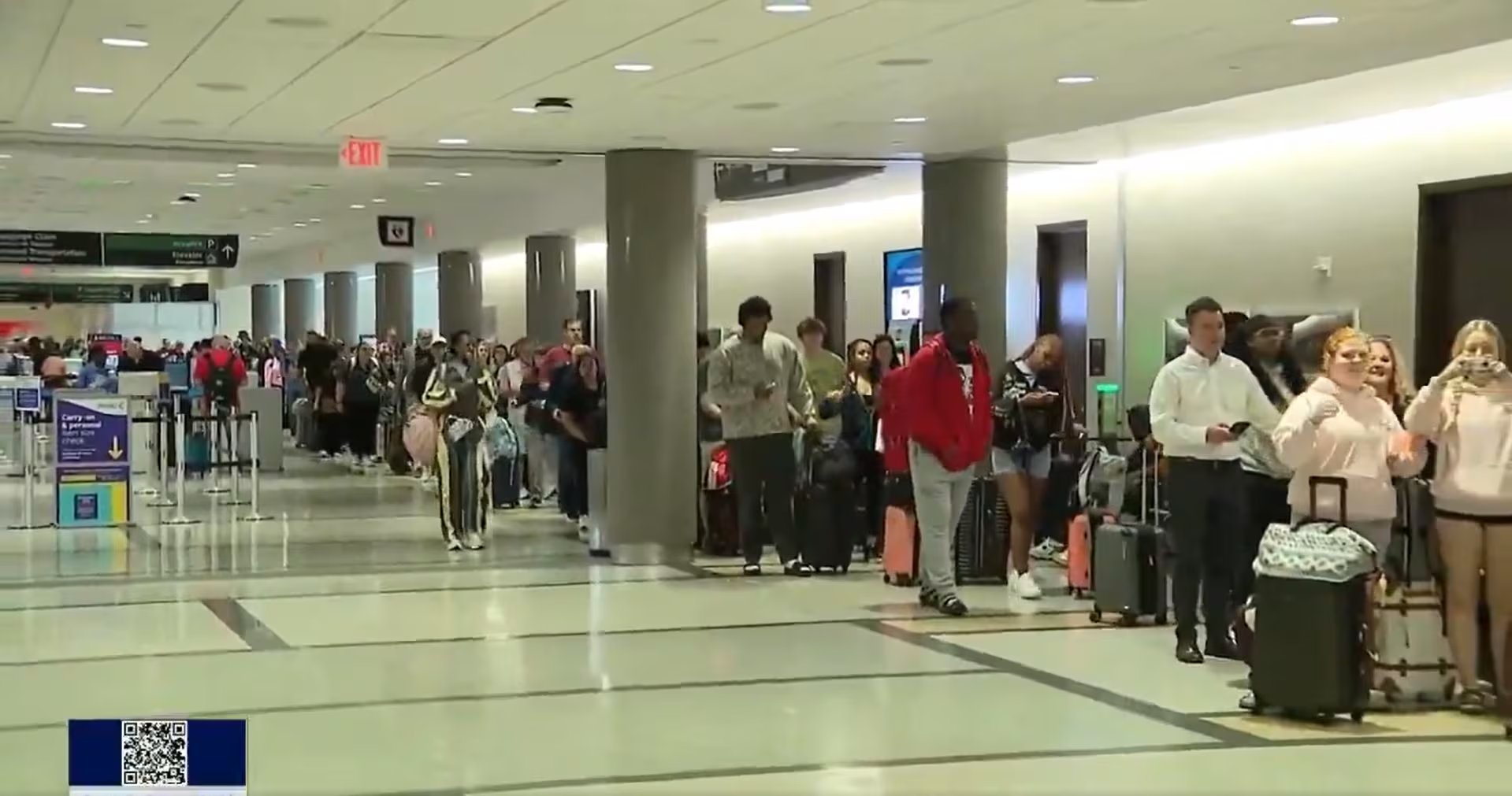 El cierre parcial del gobierno federal causa filas de más de tres horas en los controles de seguridad del Aeropuerto William P. Hobby de Houston. (Captura de video)