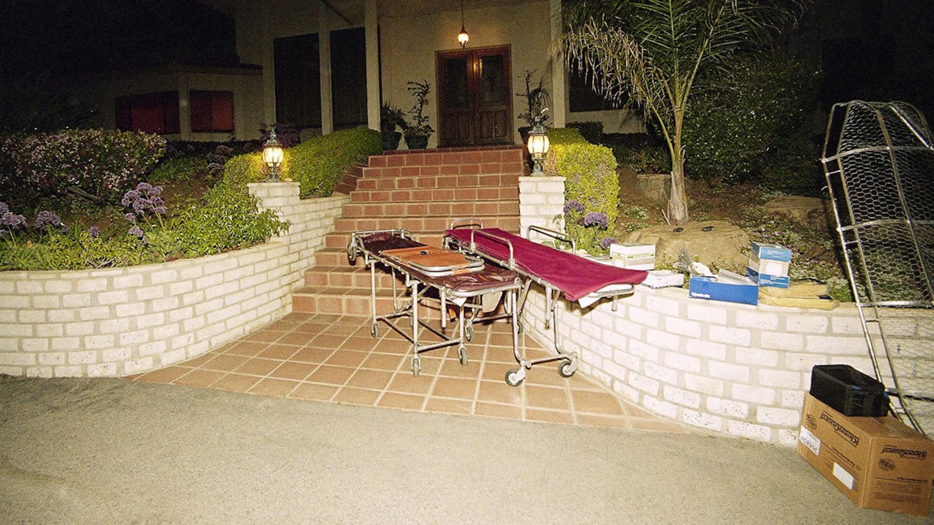 Las camillas de la morguera para retirar los cadáveres frente a la casa de la secta 