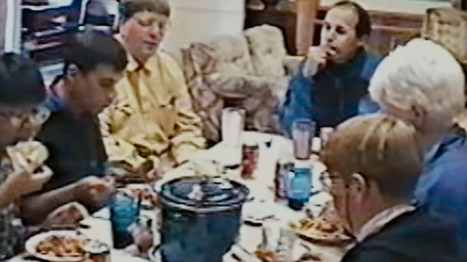 Filmaciones internas de secta mostraban las reuniones para almorzar y cenar en las instalaciones del grup (Captura de video)