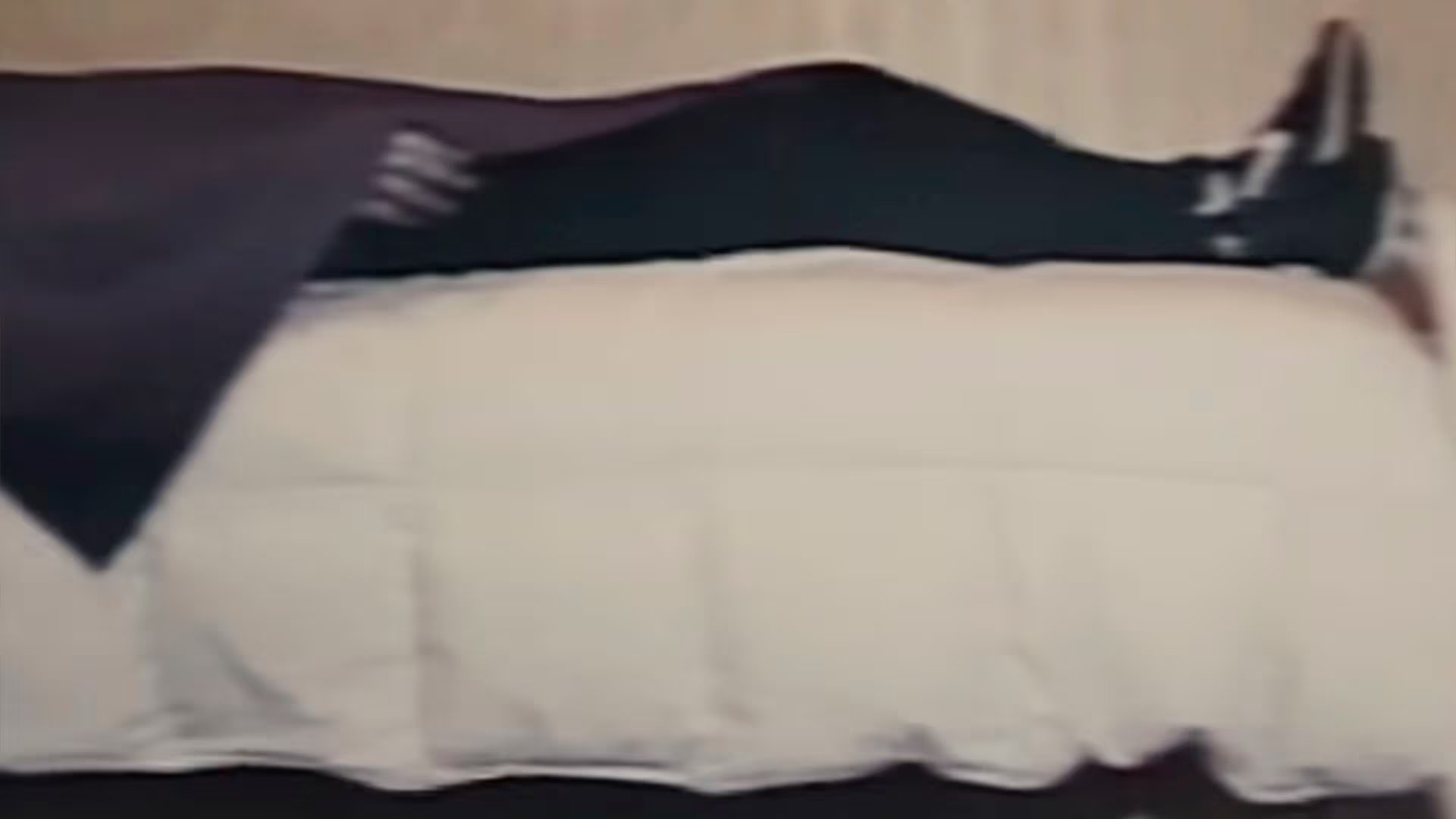 El cuerpo sin vida de un miembro de la secta 