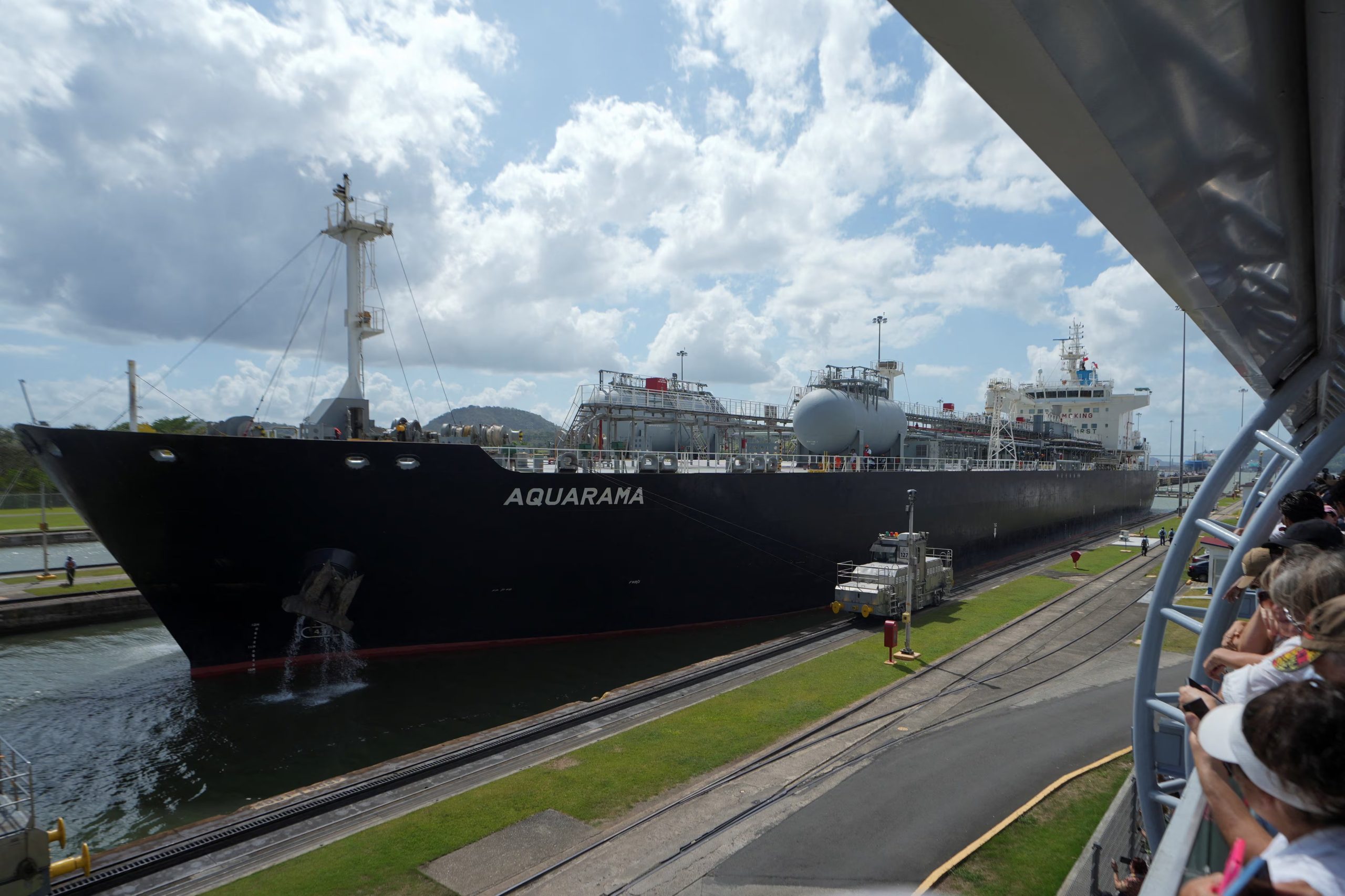 El buque cisterna de GLP Aquarama, con bandera de Liberia, entra en las esclusas de Miraflores del Canal de Panamá, en Ciudad de Panamá, Panamá, el 12 de marzo de 2026. REUTERS/Enea Lebrun