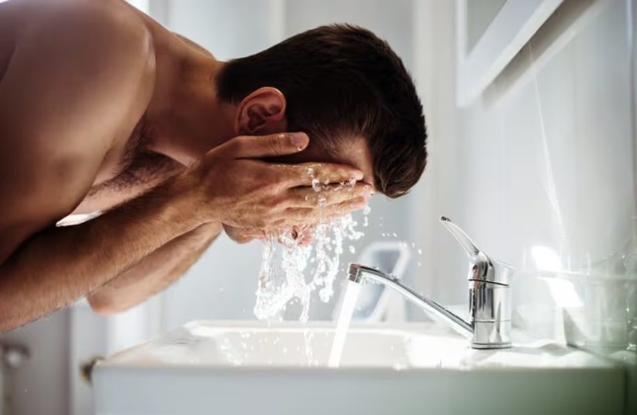 El uso excesivo de presión o afeitado repetido en la misma zona eleva el riesgo de irritación cutánea, advierten expertos en piel - (Crédito: Freepik)