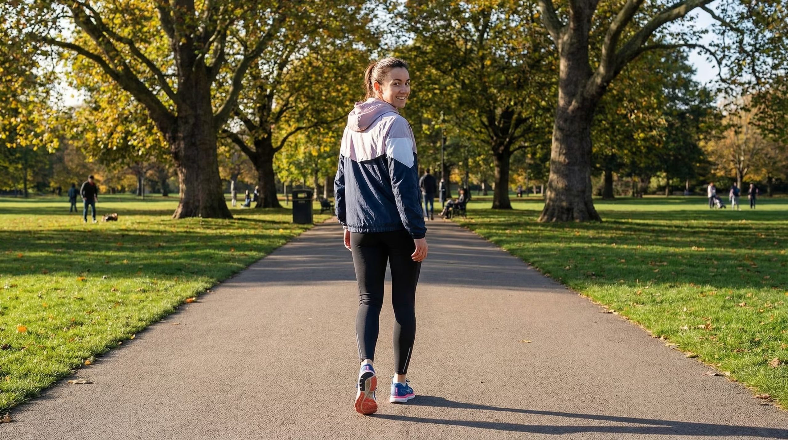 Caminar hacia atrás activa grupos musculares inusuales, como cuádriceps y músculos de la cadera, mejorando la carga mecánica y el equilibrio corporal (Imagen Ilustrativa Infobae)