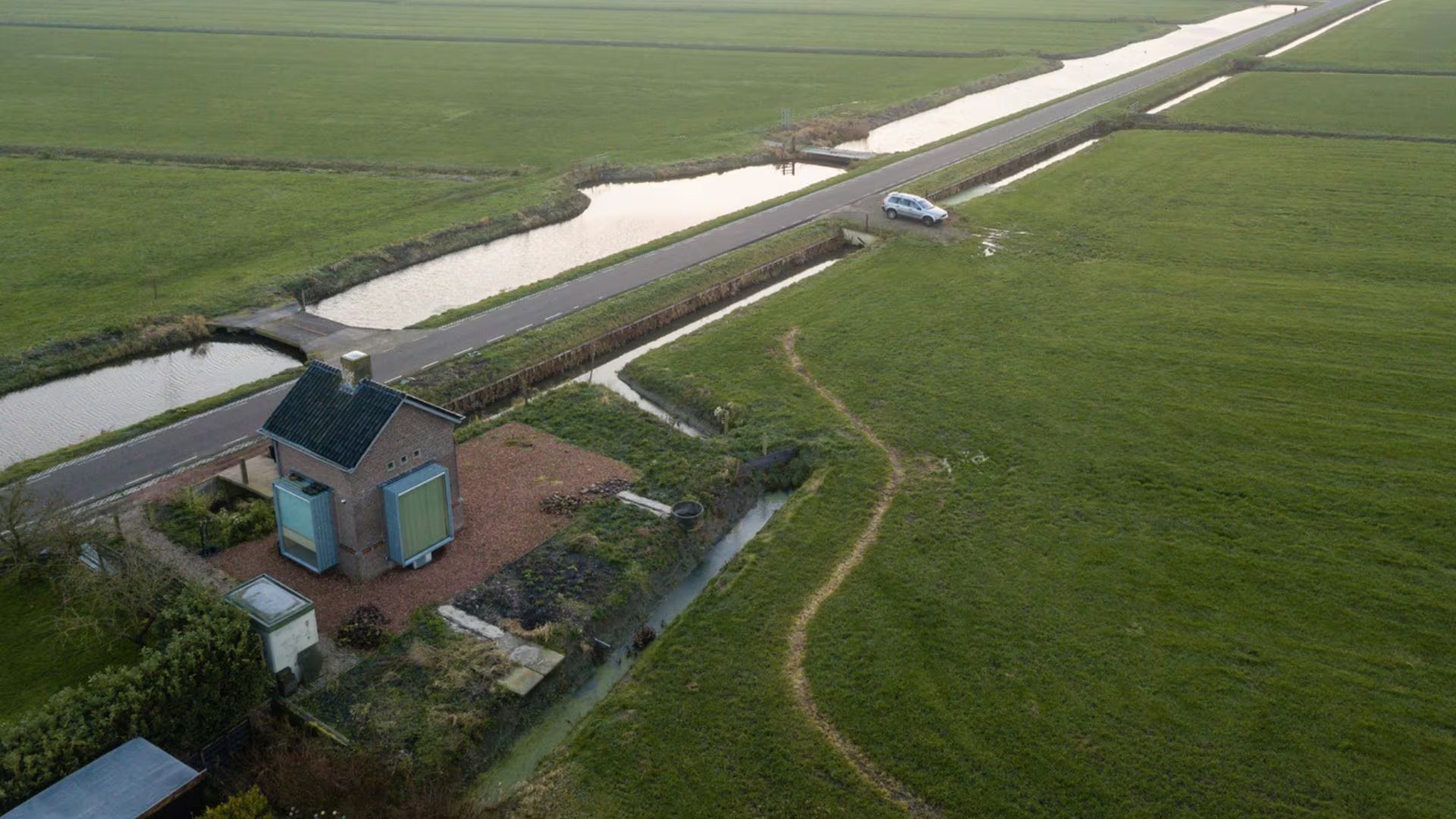 La torre eléctrica que se ha convertido en una minicasa de 25m² (Lautenbag Architectuur + De Stadsmeubelmaker / Bas Gijselhart)