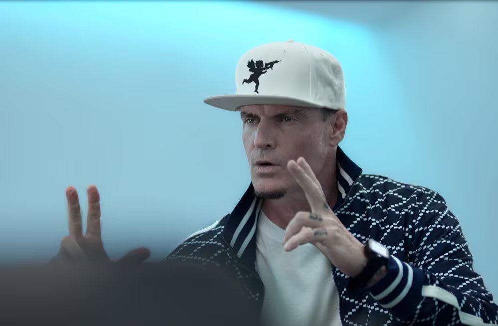 Vanilla Ice se interpreta a sí mismo como un agente encubierto cuya carrera musical funciona como fachada.(Radioactive Pictures)
