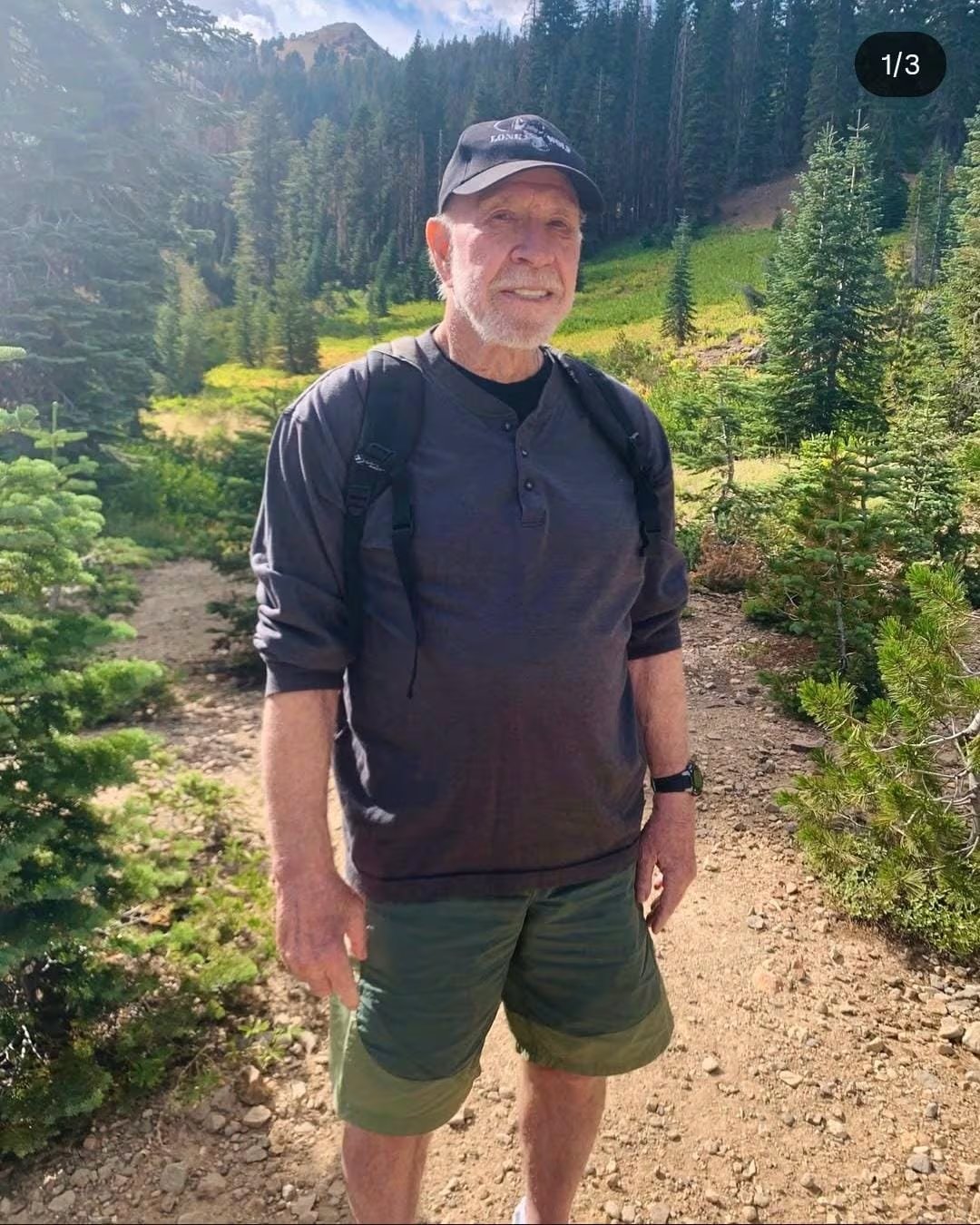 En 2025, cuando tenía 85 años, Chuck Norris mostró que todavía disfrutaba practicar senderismo (Instagram)