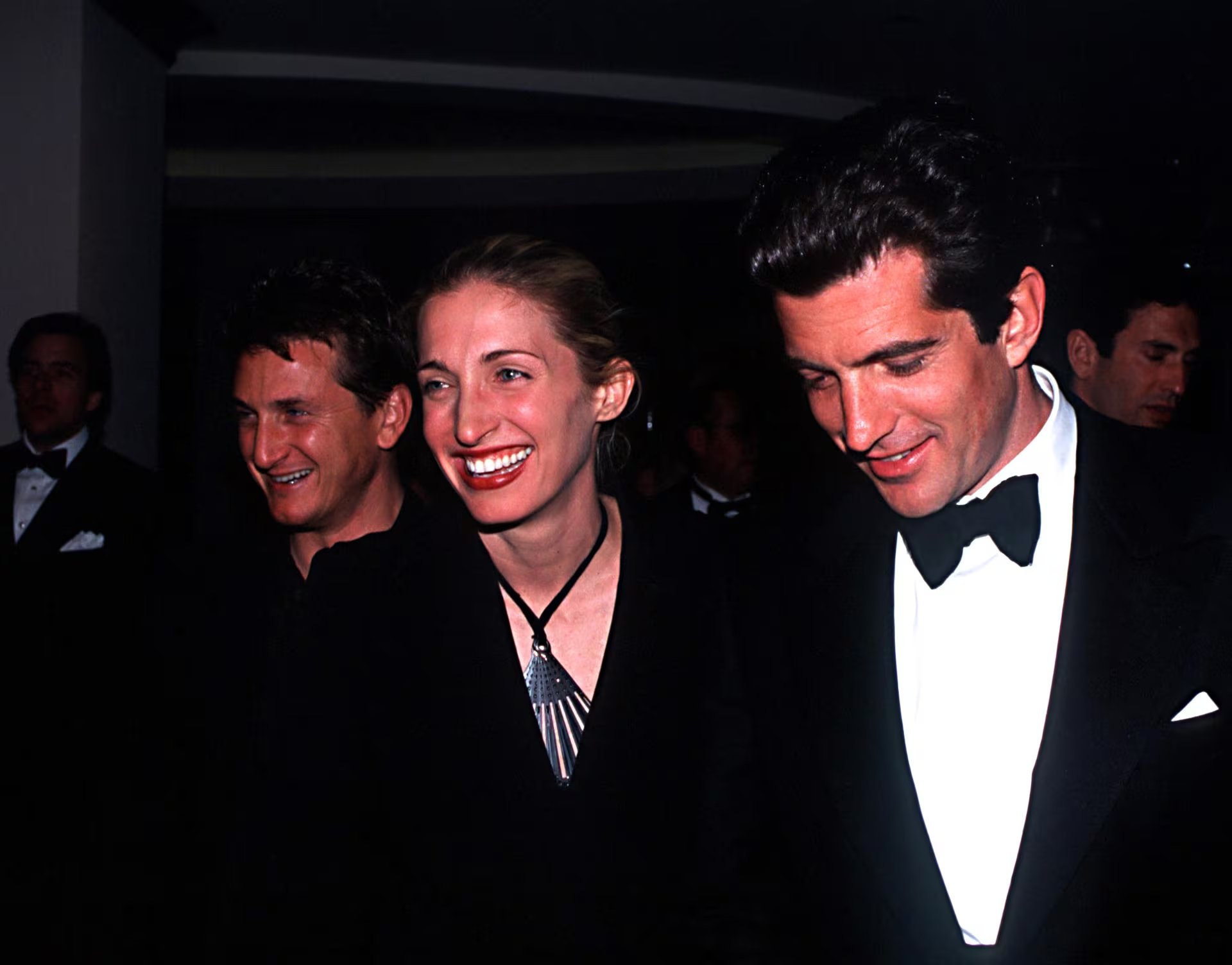 El inicio del romance entre John F. Kennedy Jr. y Carolyn Bessette presenta versiones diferentes entre fuentes y dramatización televisiva (Globe Photos/Mediapunch/Shutterstock)