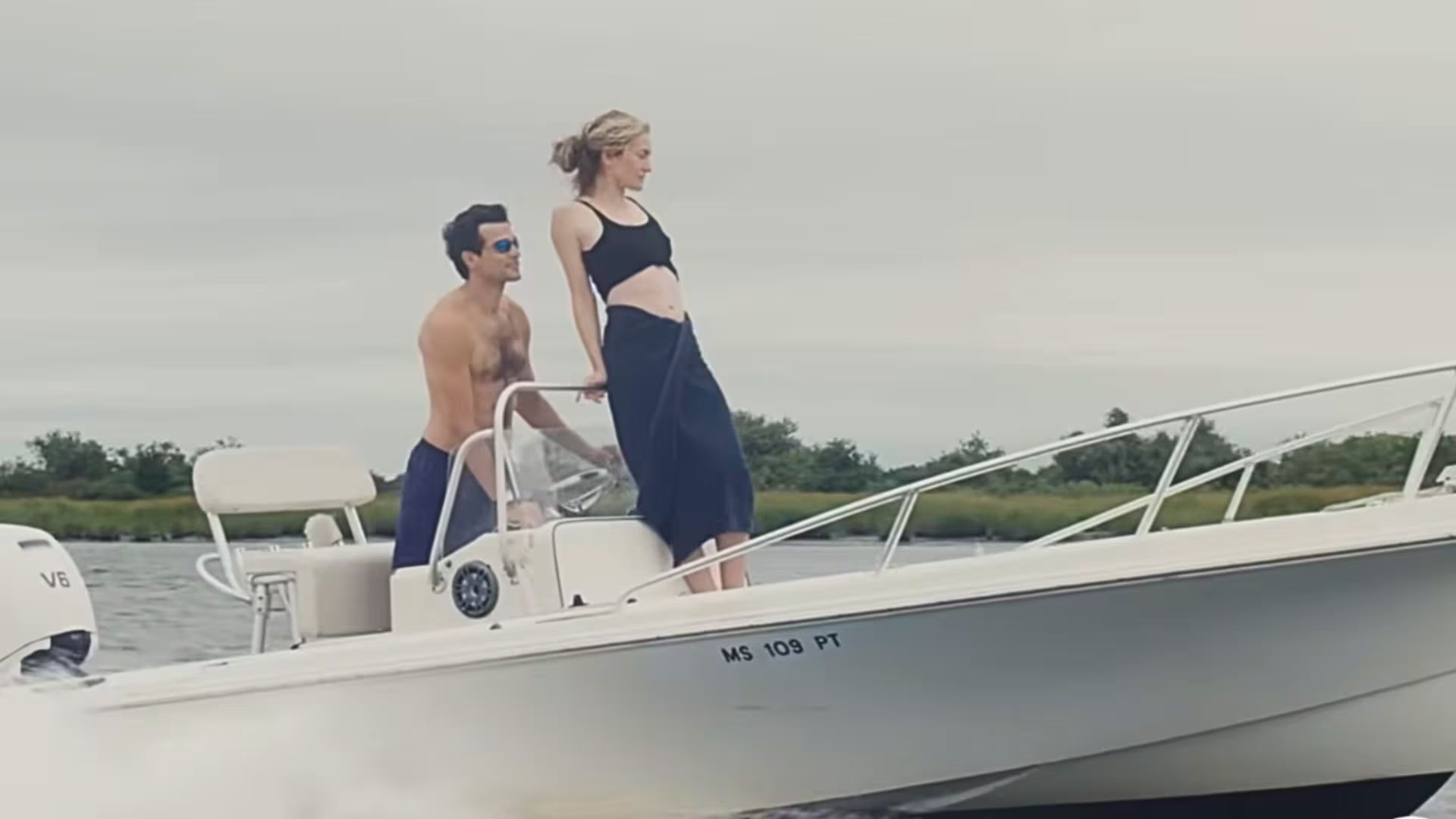 Las versiones contradictorias sobre los últimos días del matrimonio de John y Carolyn reflejan la dificultad para separar la realidad de la ficción (Disney+/FX)