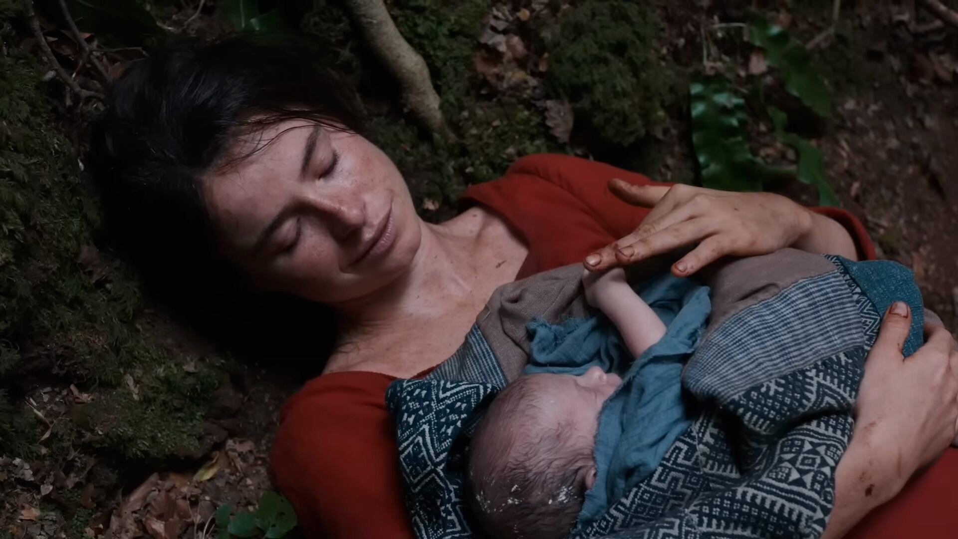 Anne Hathaway adquiere un papel central en la historia familiar de Shakespeare, reivindicada como madre, figura clave y fuente de inspiración a través de testimonios y epitafios (Universal Pictures)