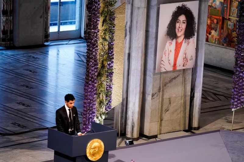 FOTO DE ARCHIVO: Ali Rahmani, hijo de Narges Mohammadi, activista iraní de derechos humanos encarcelada, quien recibió el Premio Nobel de la Paz 2023, habla después de recibir el premio en nombre de su madre en el Ayuntamiento de Oslo, Noruega, el 10 de diciembre de 2023
NTB/Fredrik Varfjell vía REUTERS /Foto de archivo