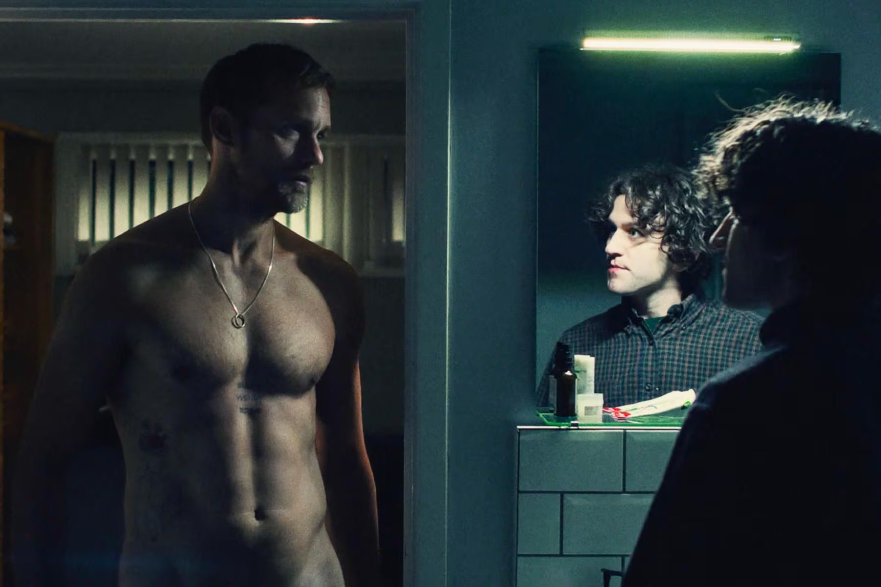 Alexander Skarsgård y Harry Melling (A24)