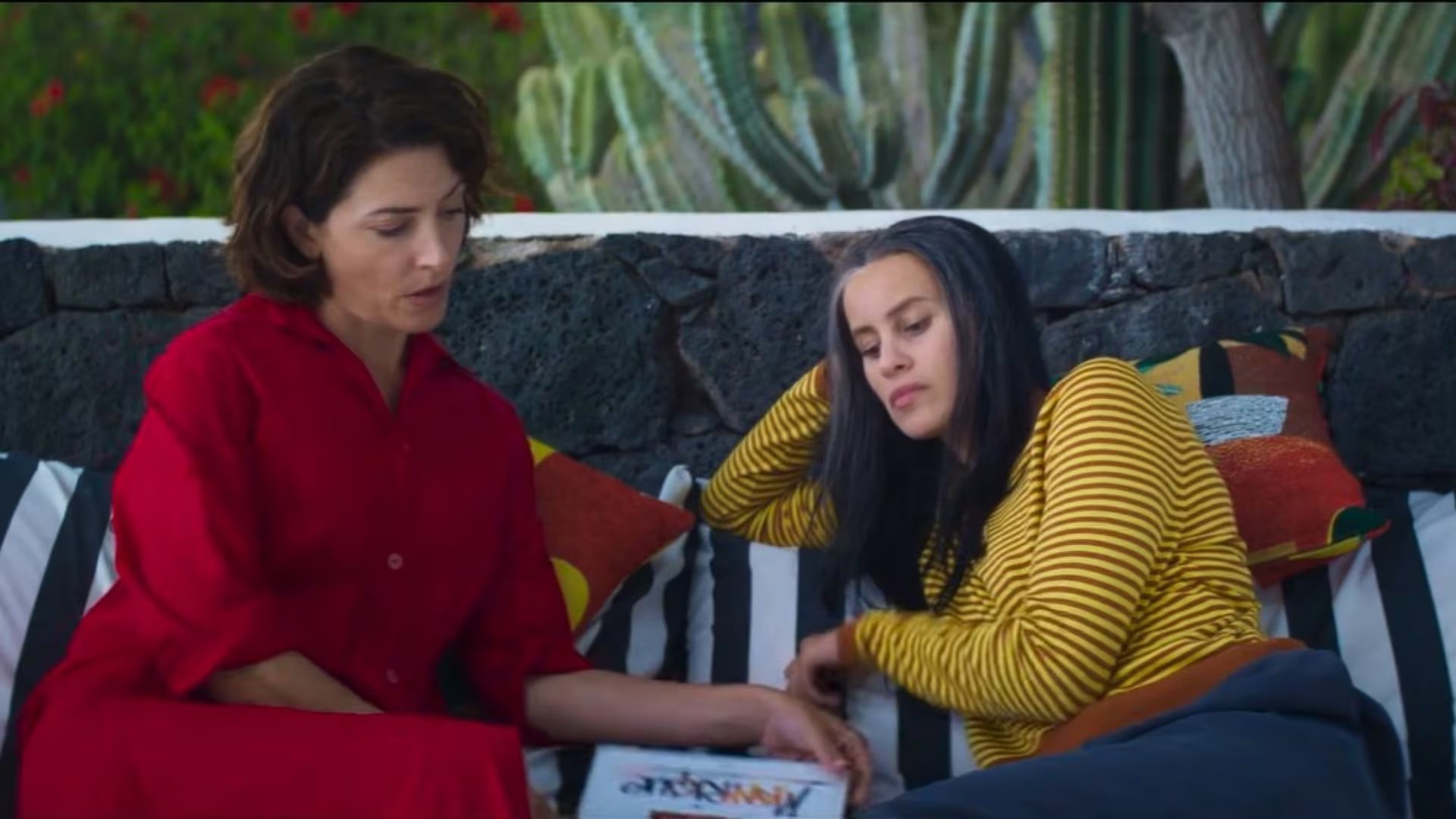 Bárbara Lennie y Milena Smit en 'Amarga Navidad, de Pedro Almodóvar (El Deseo)
