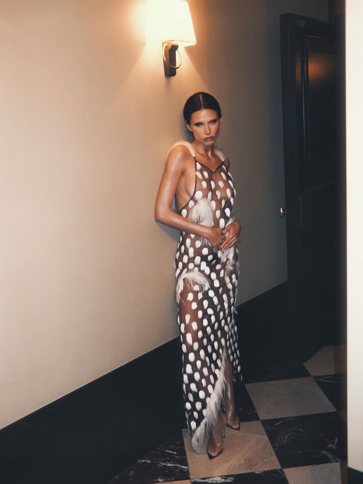 Valentina Zenere lució un naked dress de malla y plumas en Schiaparelli 