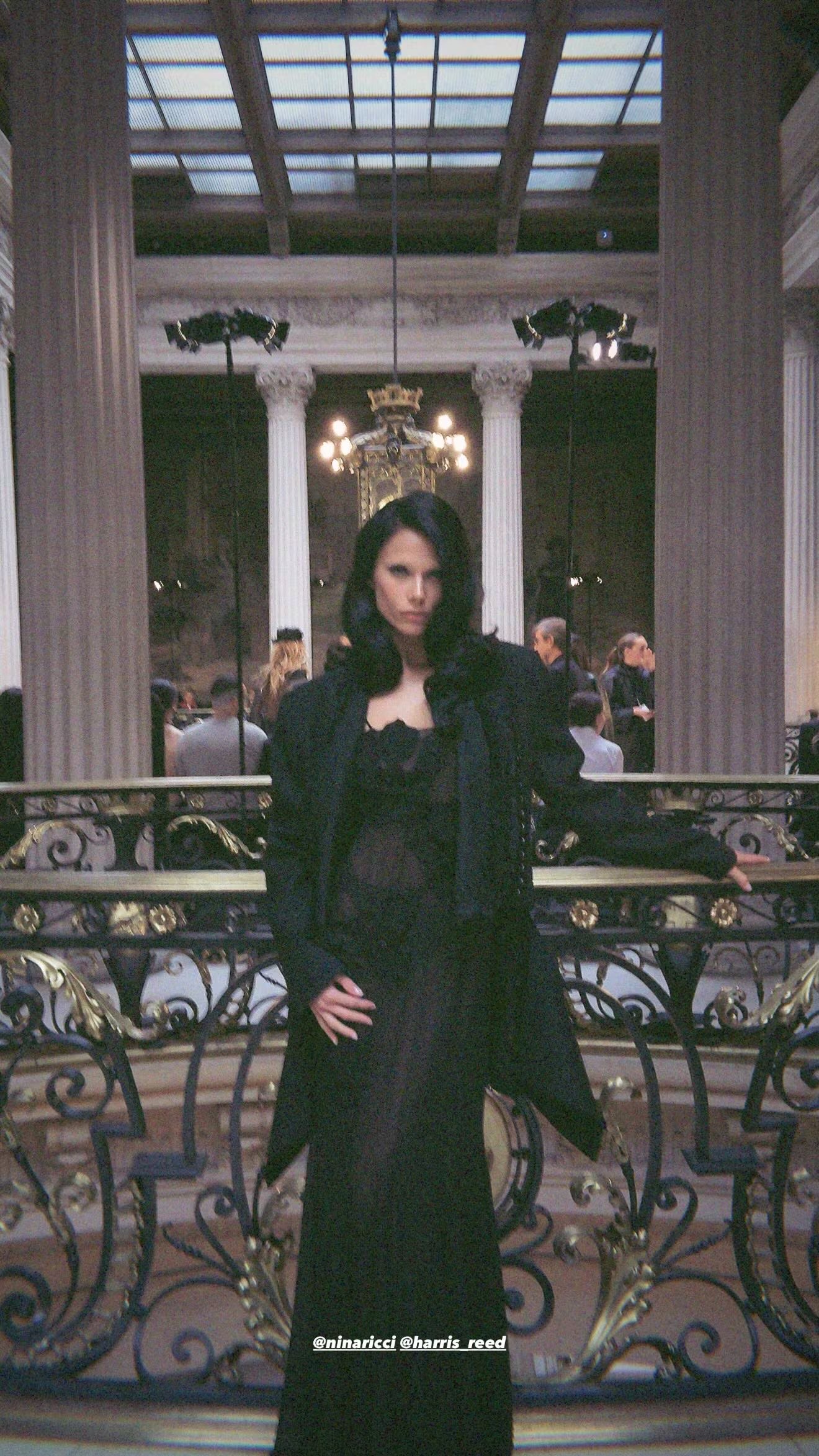 En Nina Ricci, eligió negro total y capas con vestido lencero y chaqueta