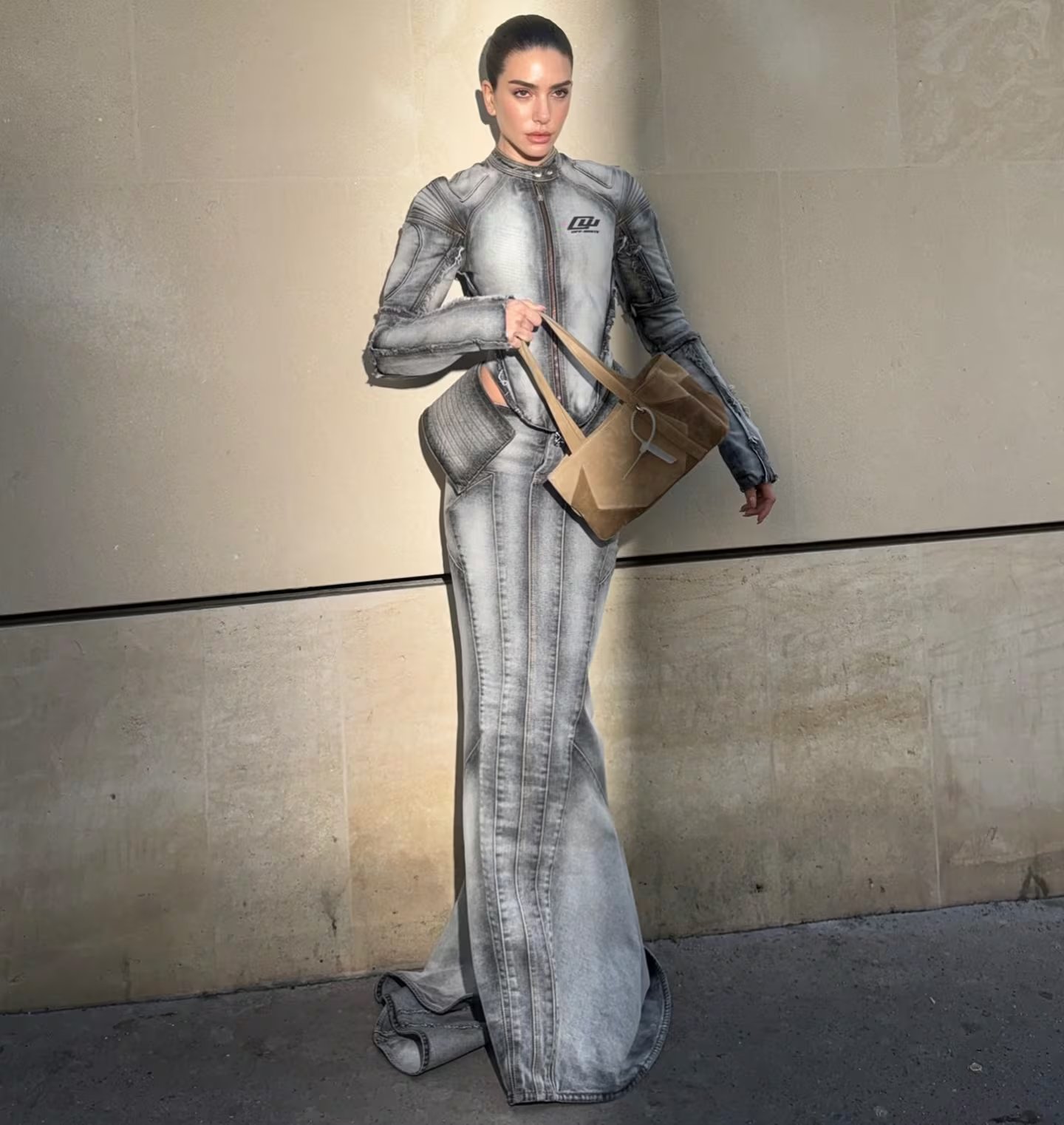 Valentina Ferrer llevó denim efecto cuero y chaqueta futurista en Off White valentinaferrer