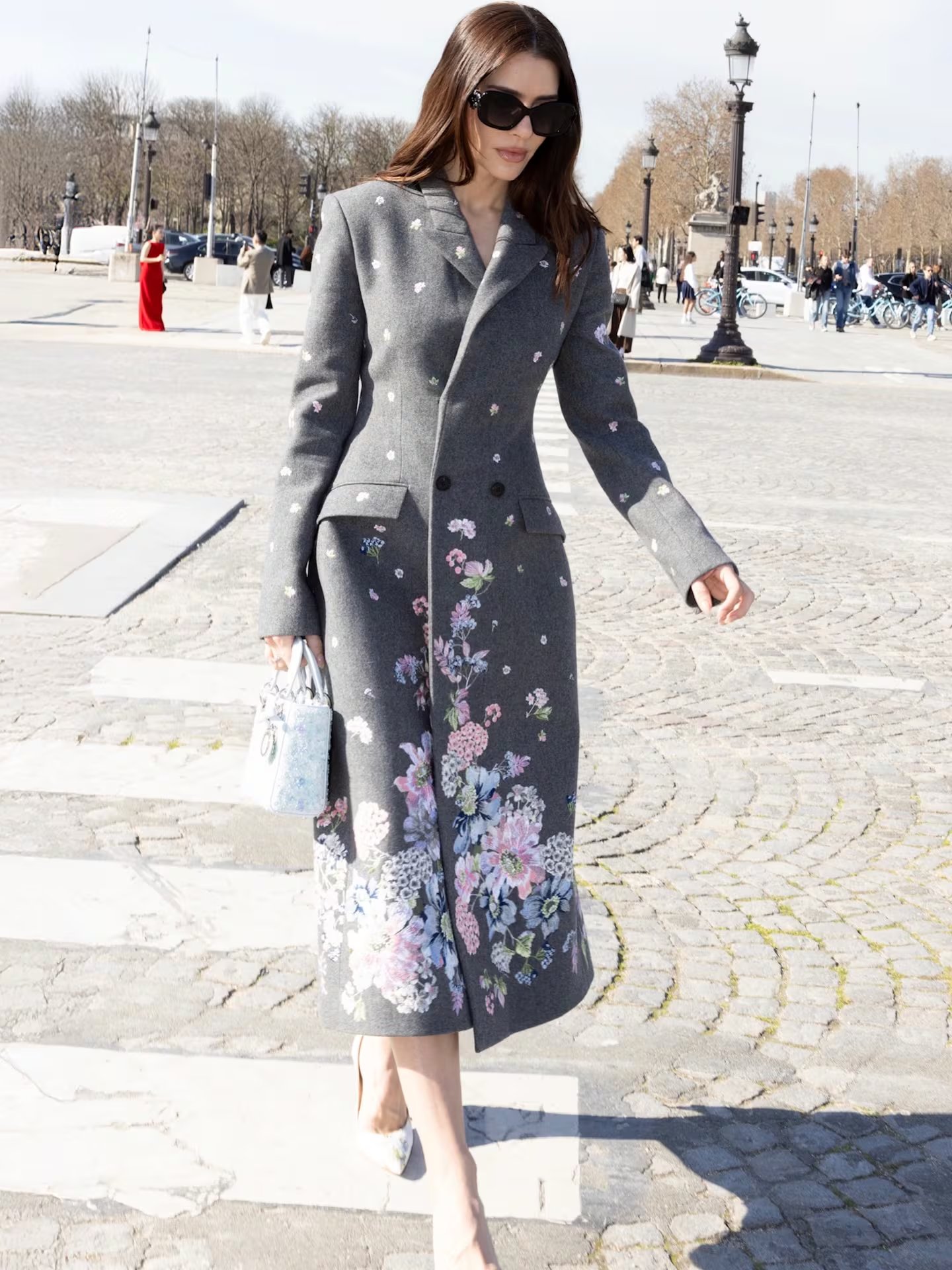 En Dior, desfiló con abrigo largo bordado y gafas oversize valentinaferrer