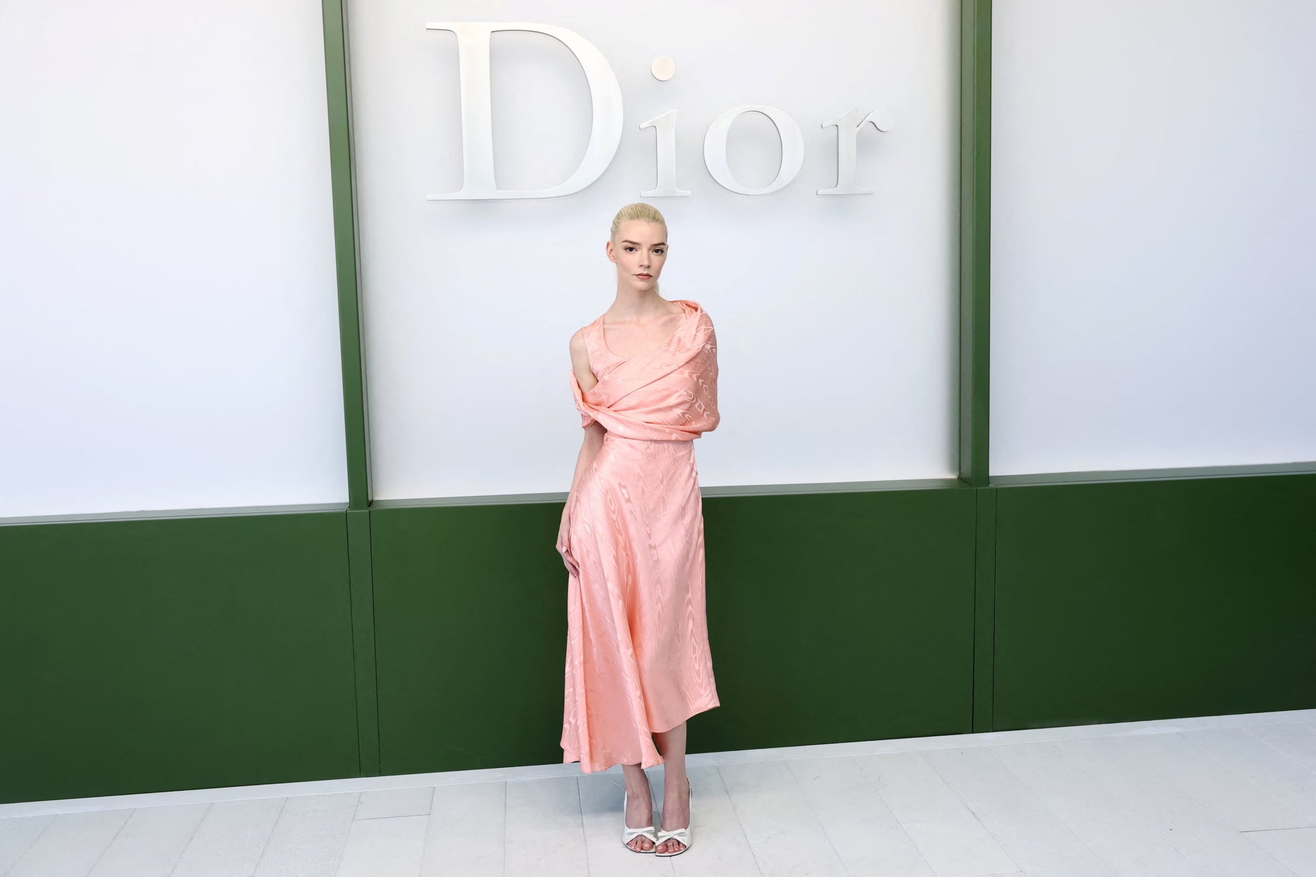 Anya Taylor-Joy eligió vestido de seda moaré melocotón y corte midi REUTERS/Stephane Mahe