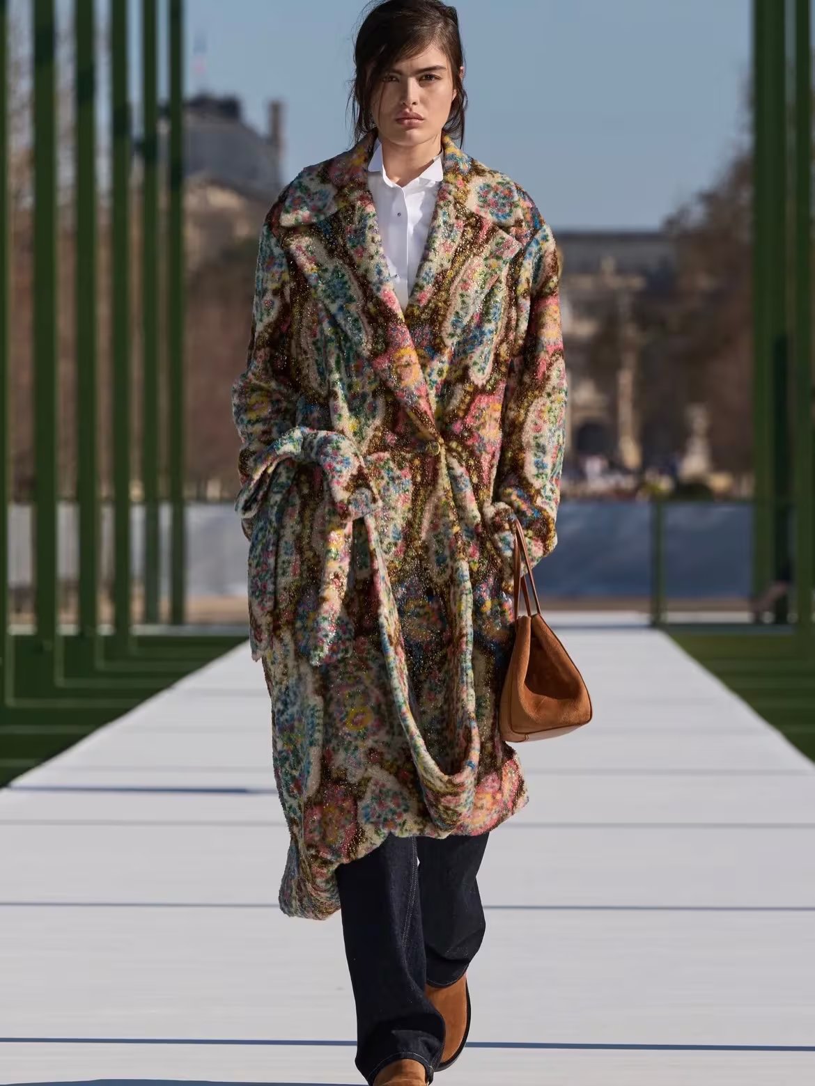 Bela Morelli destacó con abrigo oversize de jacquard floral en Dior belamorellii