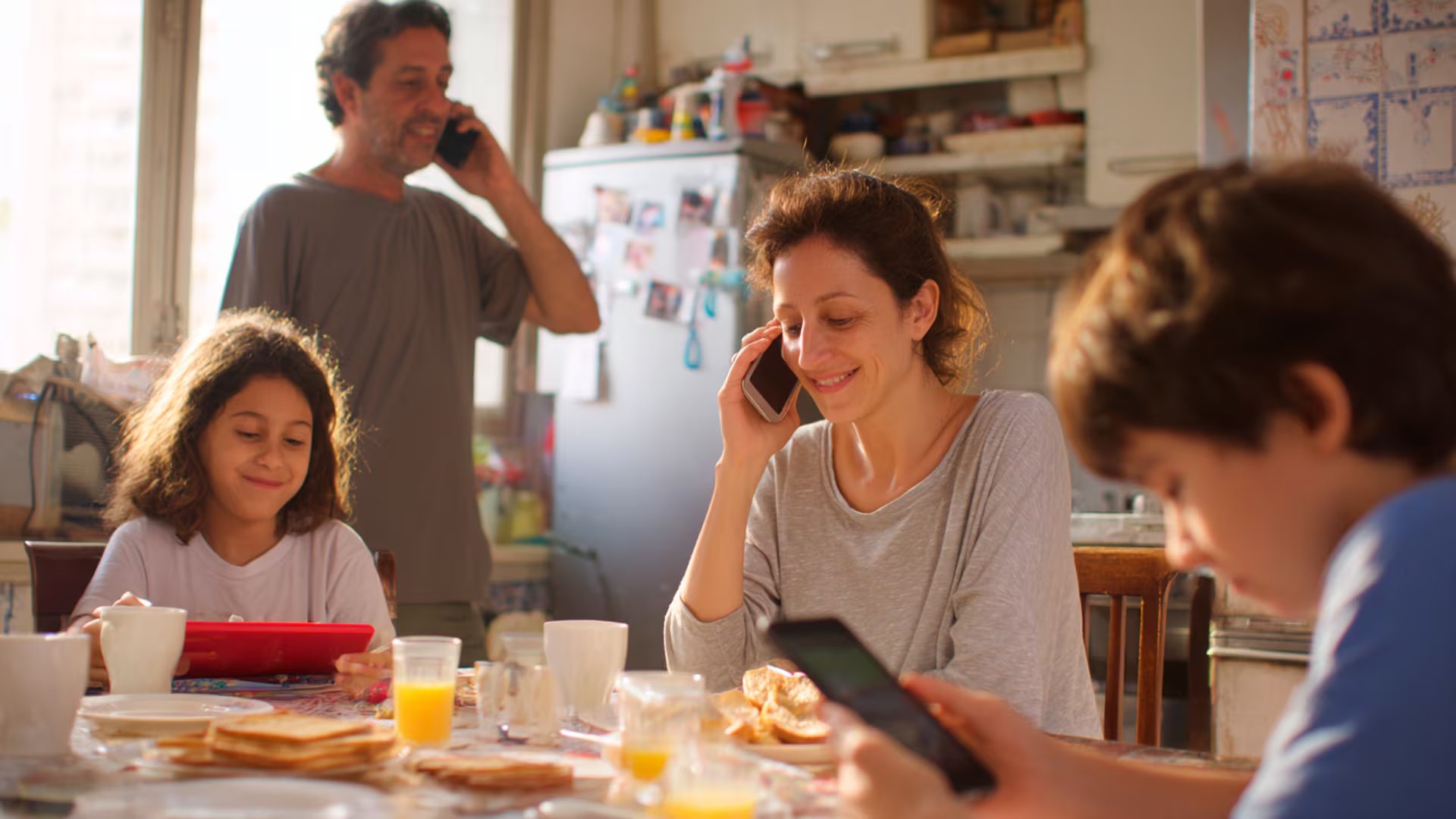 Ser un modelo a seguir en el uso responsable de la tecnología El ejemplo de los adultos, junto con la autocrítica y la honestidad, es fundamental para motivar un consumo digital responsable en los más jóvenes (Imagen Ilustrativa Infobae)