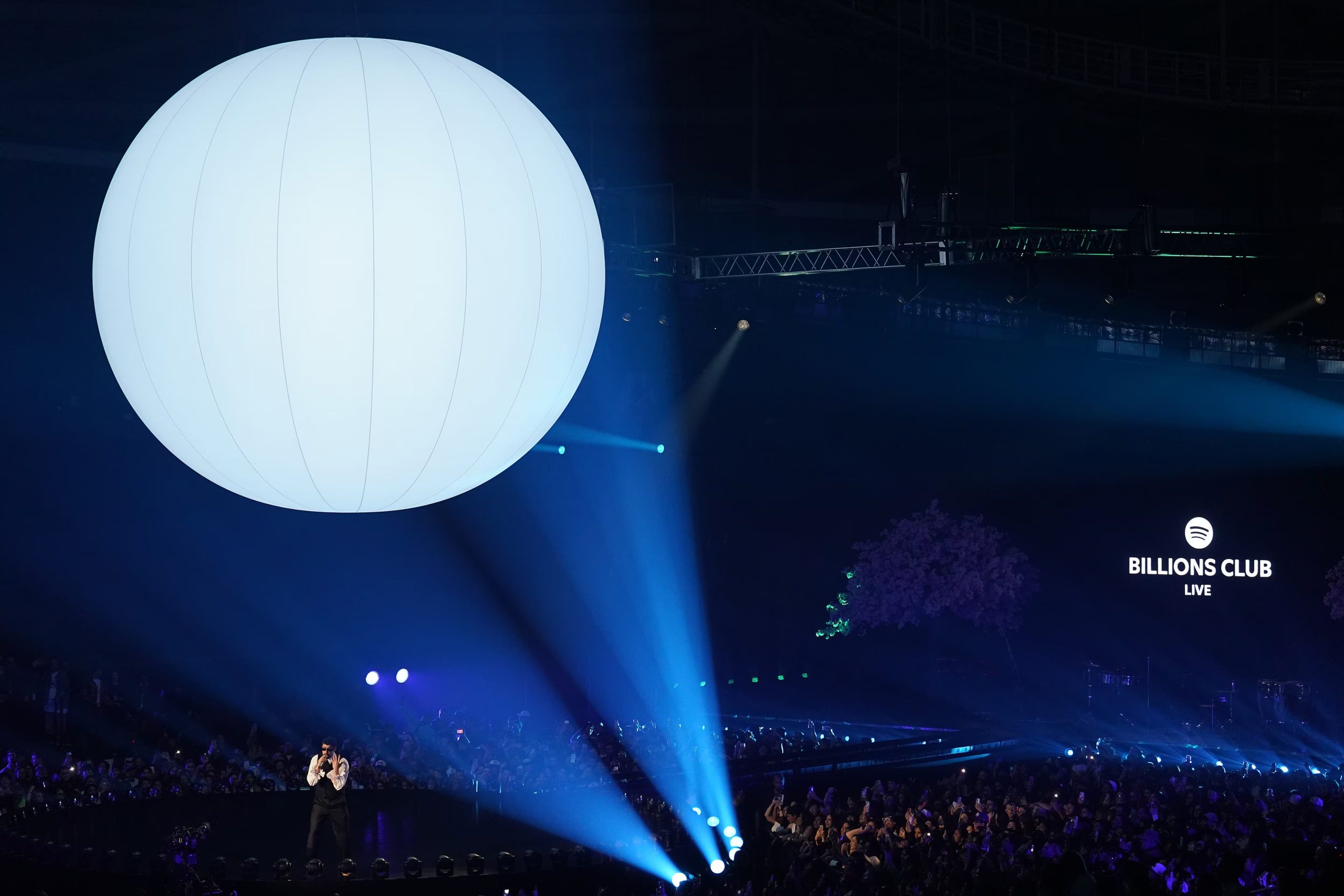 La escenografía del Tipstar Dome Chiba fusionó la tradición japonesa con la identidad visual de Bad Bunny, destacando elementos como cerezos y yakisugi.