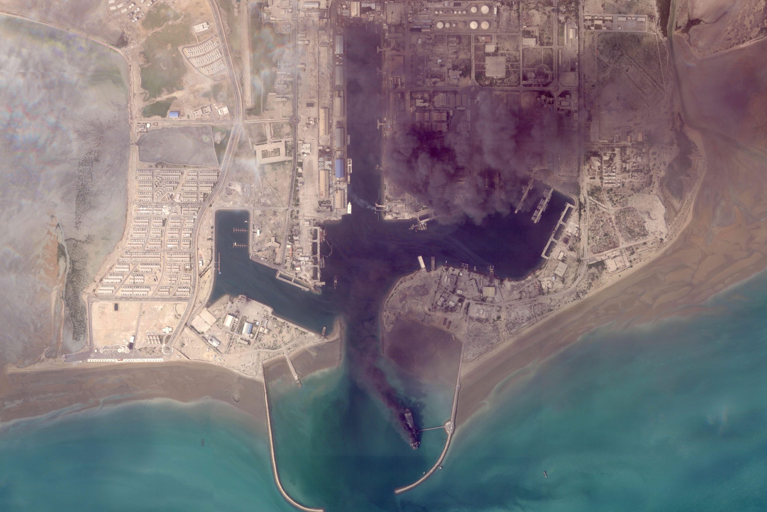 Esta imagen satelital de Planet Labs PBC muestra incendios en barcos tras un ataque militar estadounidense contra un puerto en Bandar Abbas, Irán, el 2 de marzo de 2026. (Planet Labs PBC vía AP)