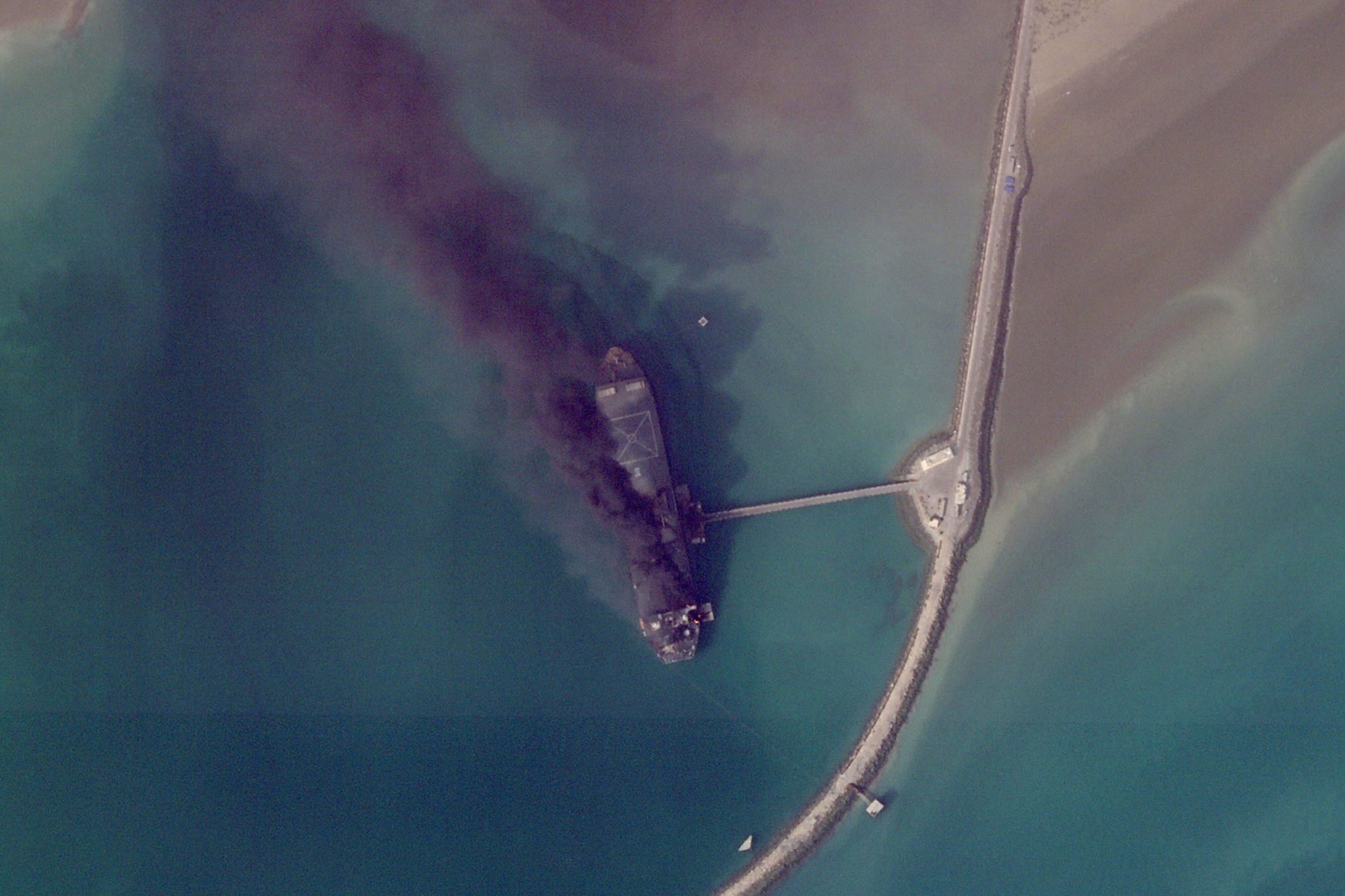 Esta imagen satelital de Planet Labs PBC muestra incendios en un barco tras un ataque militar estadounidense a un puerto en Bandar Abbas, Irán, el 2 de marzo de 2026. (Planet Labs PBC vía AP)