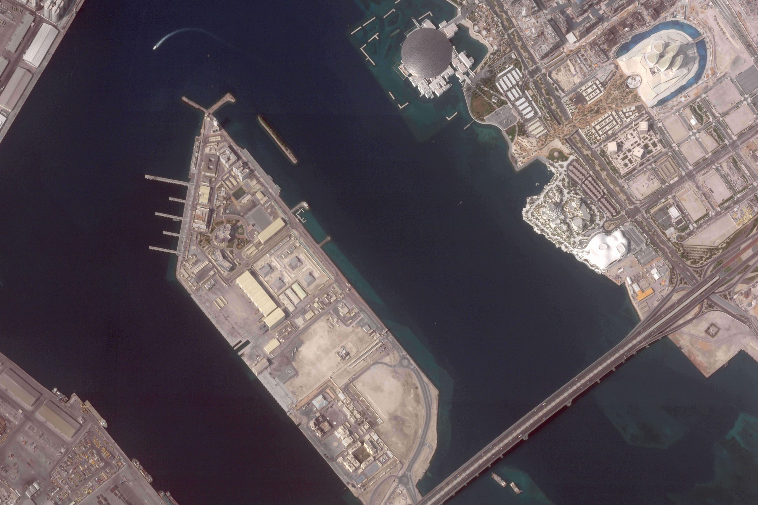 Esta imagen satelital de Planet Labs PBC muestra la zona que rodea el puerto Zayed de Abu Dabi, una base naval francesa y su distrito cultural tras un ataque iraní en Abu Dabi, Emiratos Árabes Unidos, el 3 de marzo de 2026. (Planet Labs PBC vía AP)