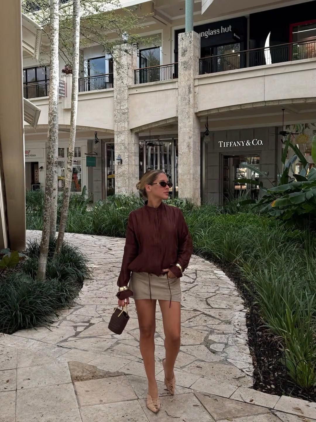 El look chic mientras disfruta de sus vacaciones en un lujoso centro comercial al aire libre en Miami