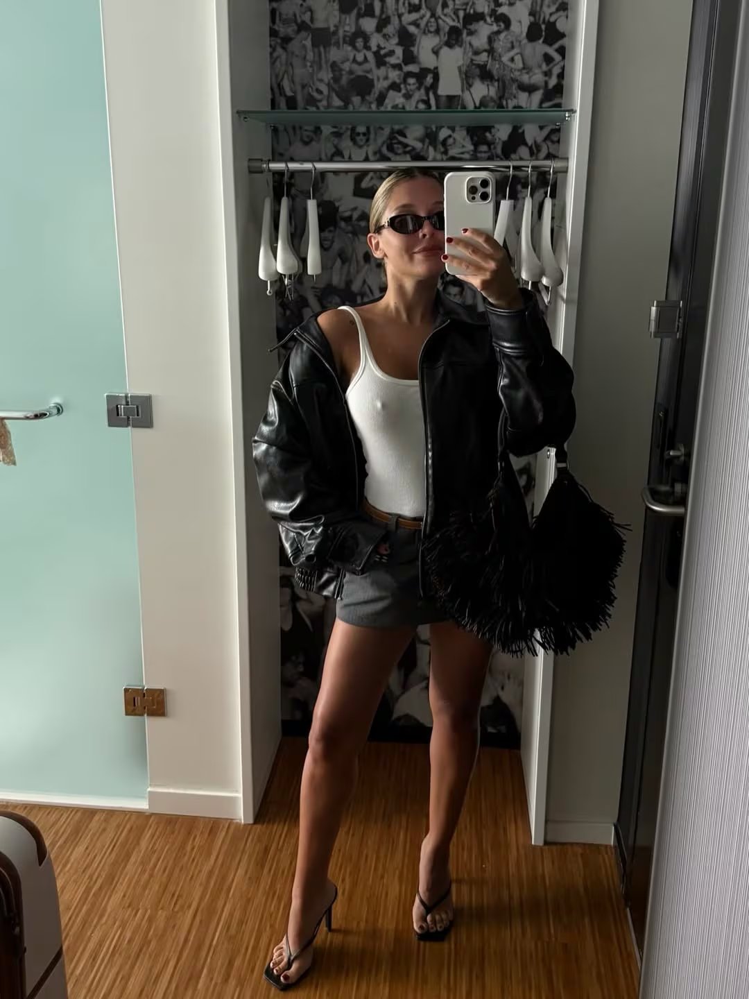 Sofía Gonet posó frente al espejo mostrando un sofisticado atuendo de vacaciones en Miami con chaqueta de cuero y sandalias de tacón