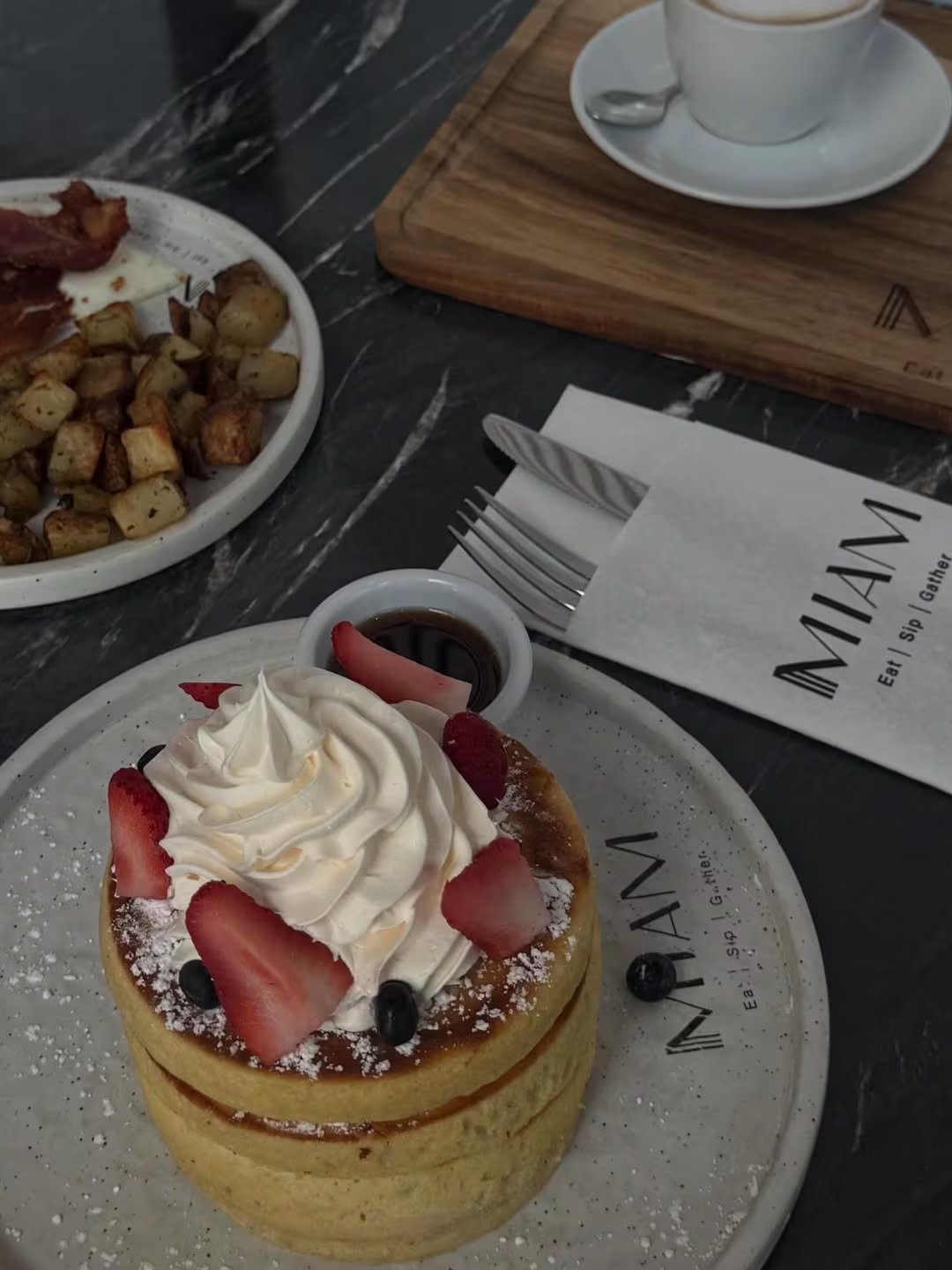 Sofía disfrutó de un delicioso y completo desayuno con hotcakes, fruta y café en sus vacaciones de relax en Miami, rodeada de un ambiente sofisticado