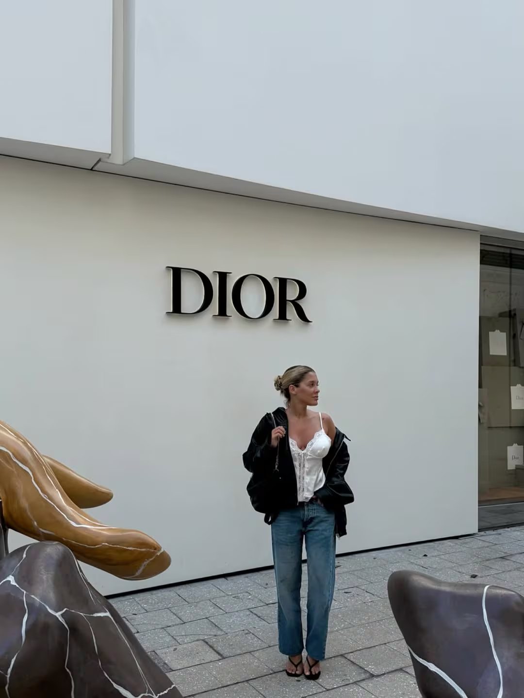 Jean, blusa de seda con encaje y campera fueron los elegidos por Sofía 