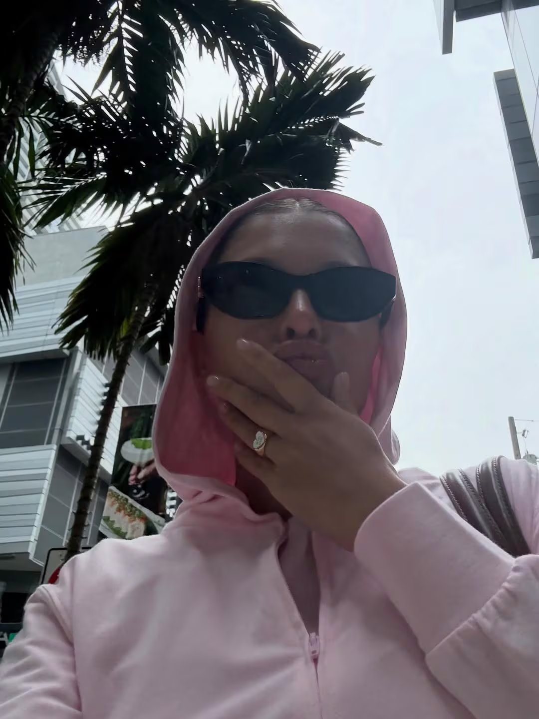 Sofía Gonet posa con un conjunto rosa y gafas de sol, disfrutando de un momento de relax durante sus vacaciones en Miami.