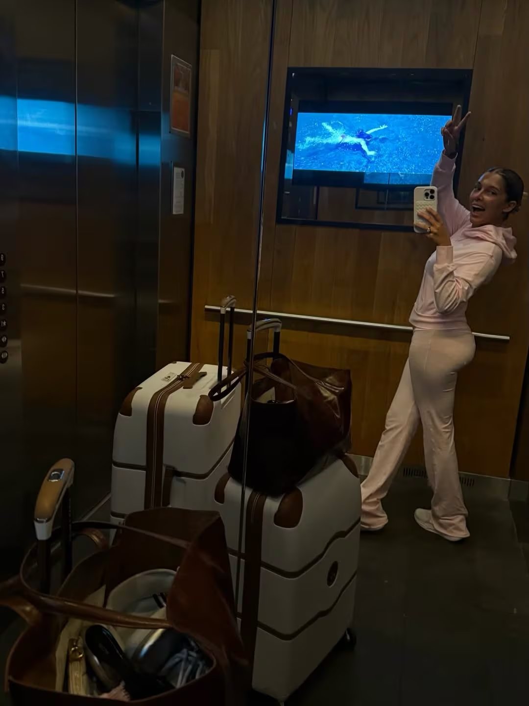 Sofía Gonet posa con entusiasmo en un ascensor de Miami, lista para disfrutar de sus vacaciones con un conjunto cómodo y elegante, acompañada de sus maletas.
