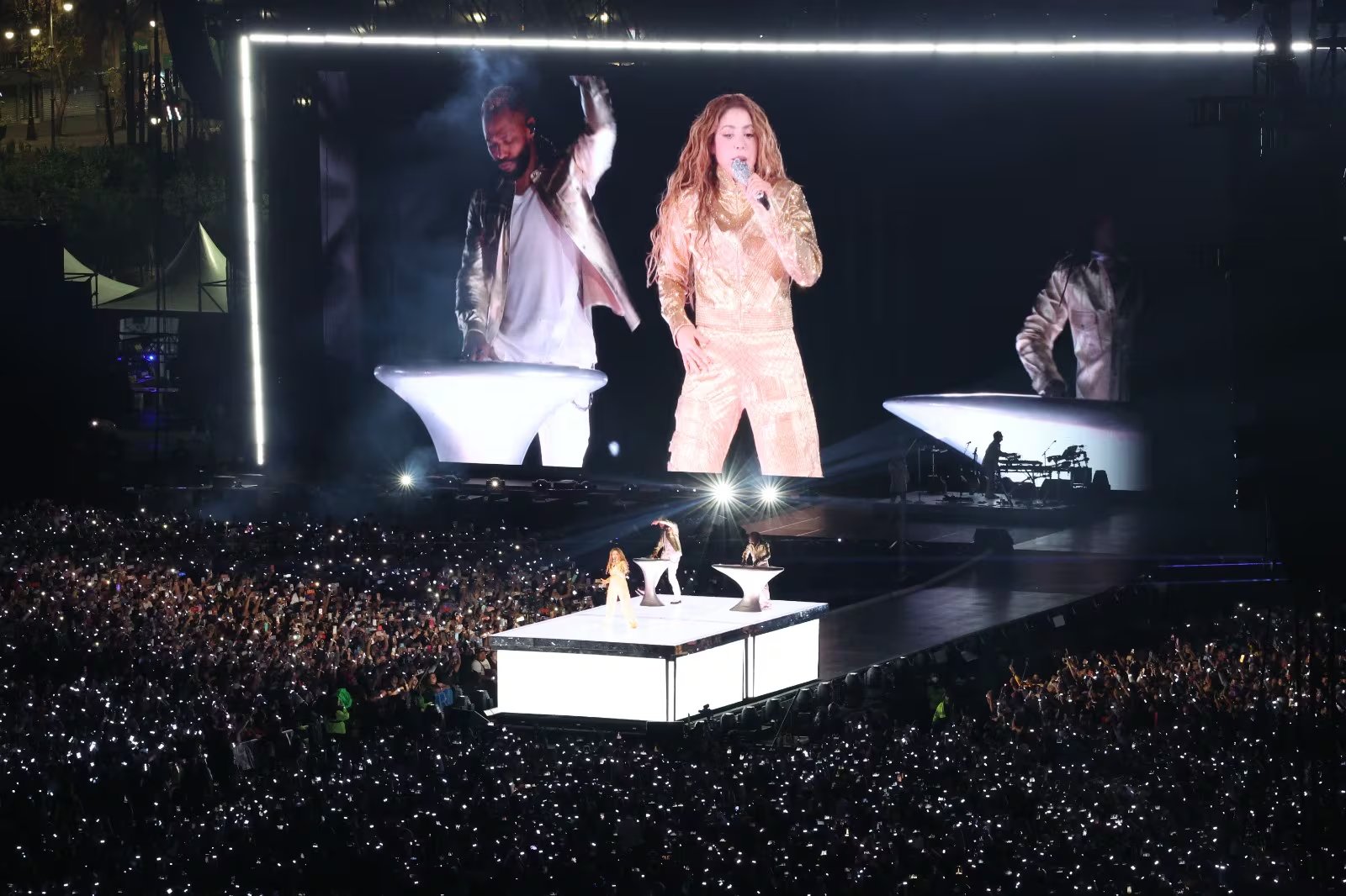 La cantante colombiana reunió a 400 mil personas en la Plaza de la Constitución con un espectáculo gratuito que marcó el cierre de su gira en México. (Jefatura Gobierno CDMX)