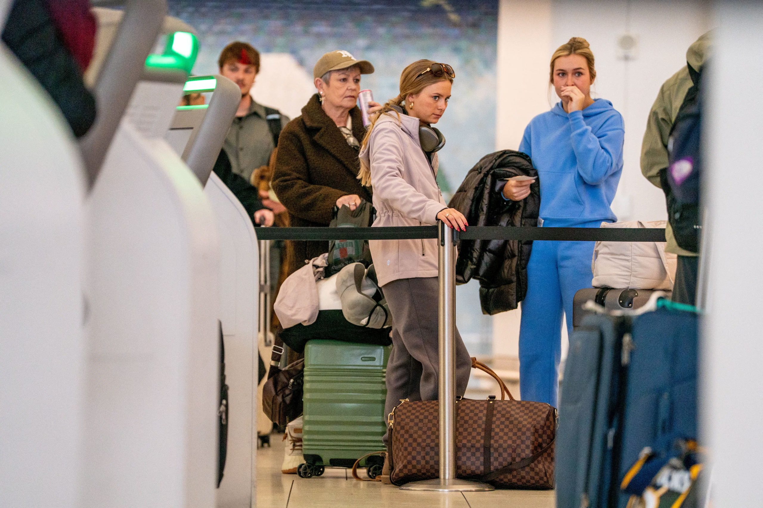Al menos 300 empleados de la TSA abandonaron la agencia desde el inicio del cierre, afectando los controles de seguridad aeroportuaria. (REUTERS/David 'Dee' Delgado)