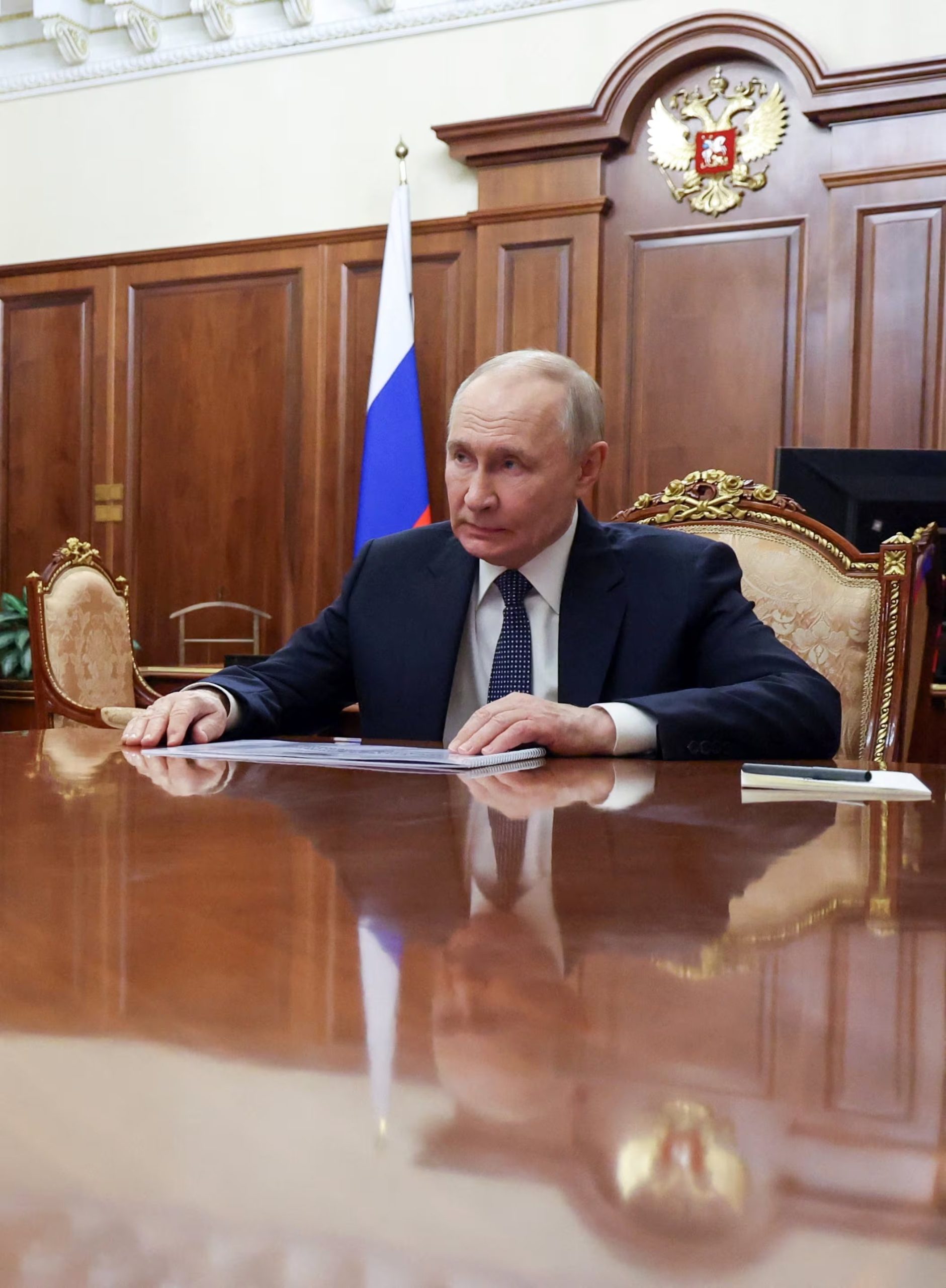 El jefe de estado ruso, Vladímir Putin, asiste a una reunión con el ministro de Educación, Sergei Kravtsov, en Moscú, Rusia, el 11 de marzo de 2026 (Reuters)