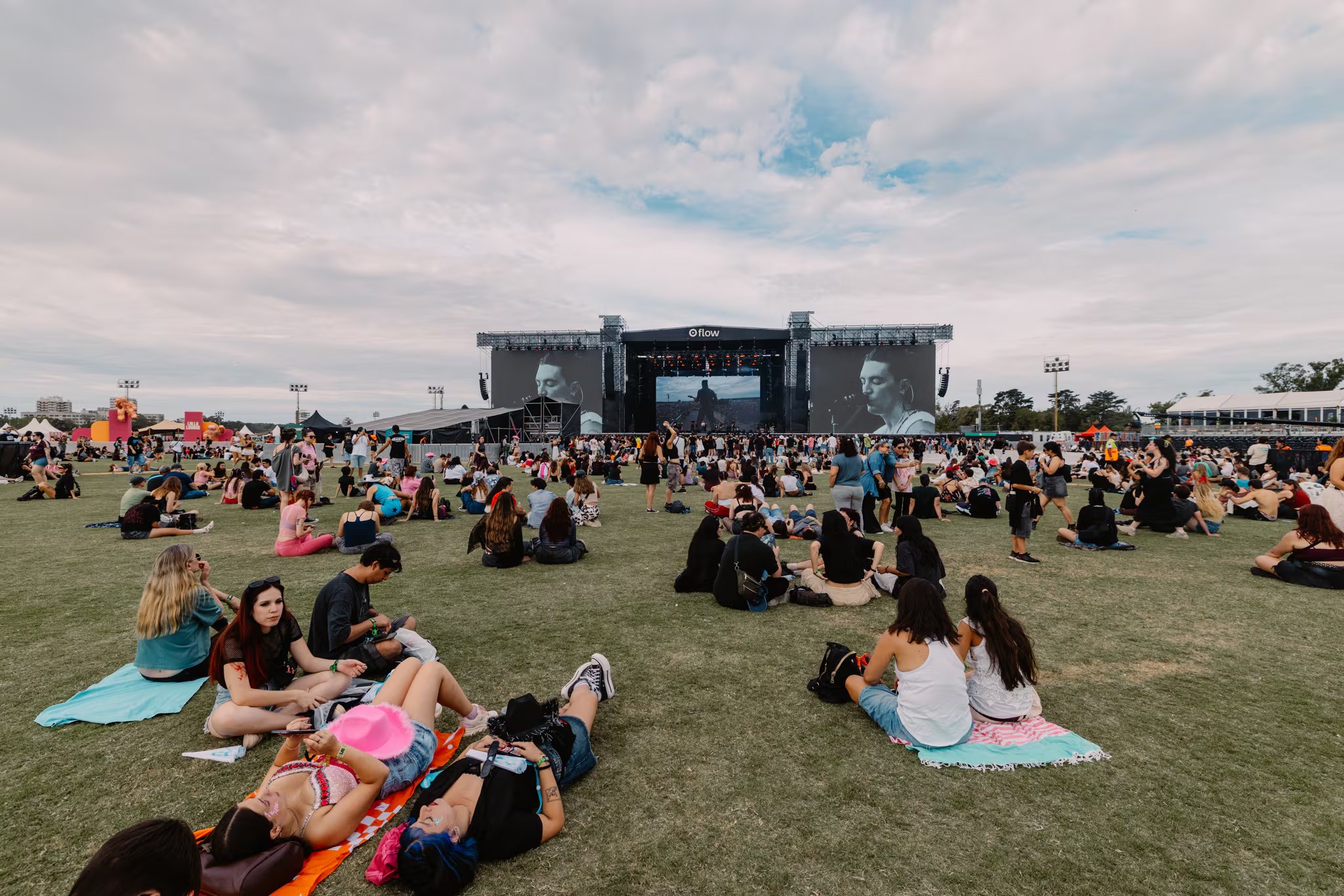 Desde las primeras horas del festival, el público espera por Sabrina Carpenter, Doechii y Deftones (Prensa DF)